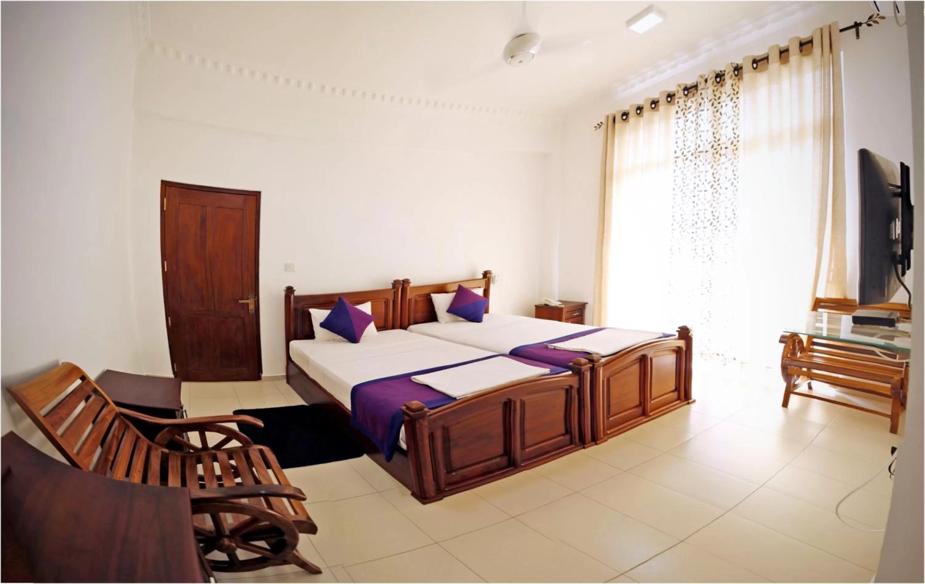 Communal lounge/ TV room, Bed in Ronaka Airport Transit Hotel