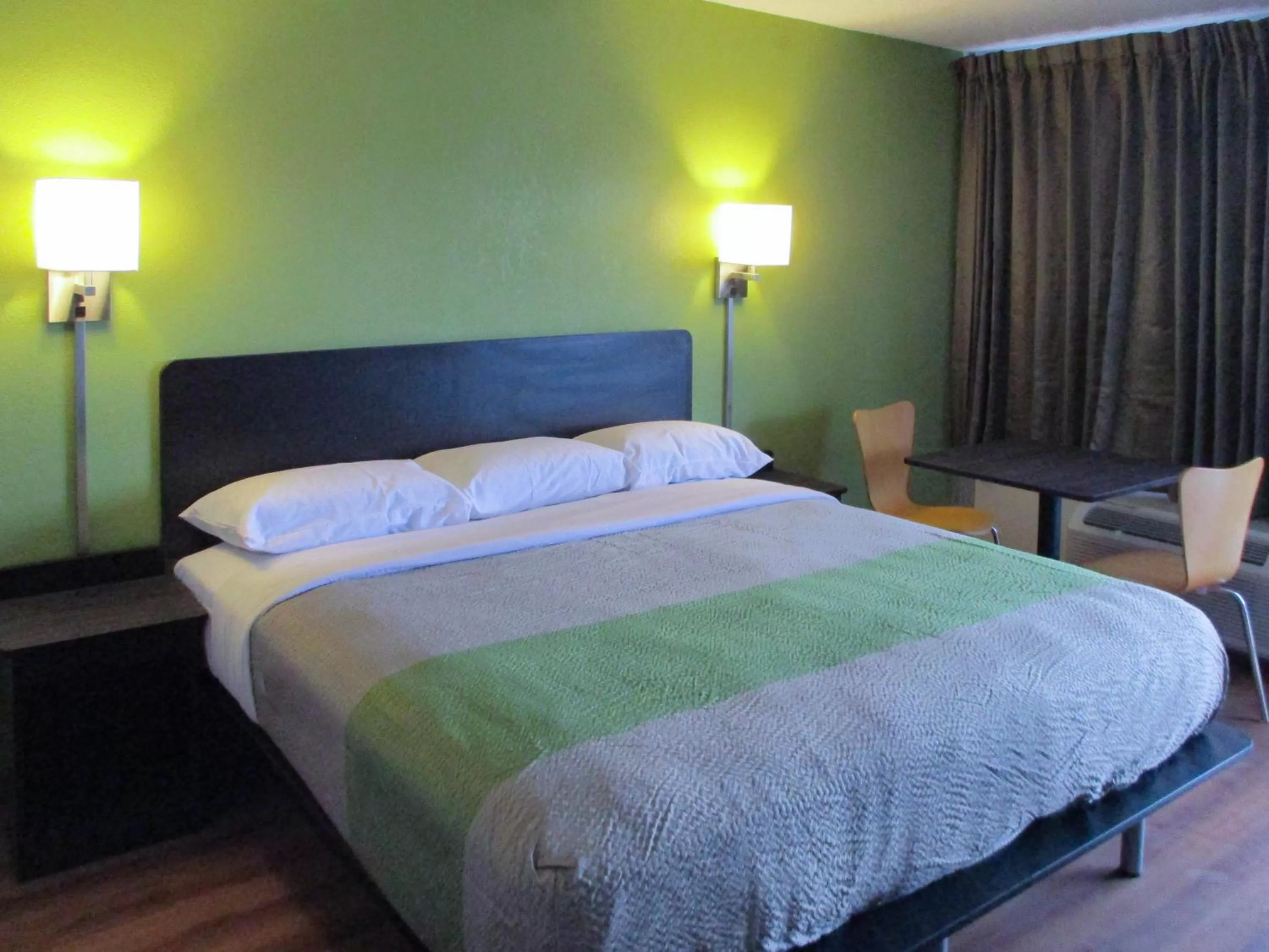 Bed in Motel 6-Chilhowie, VA