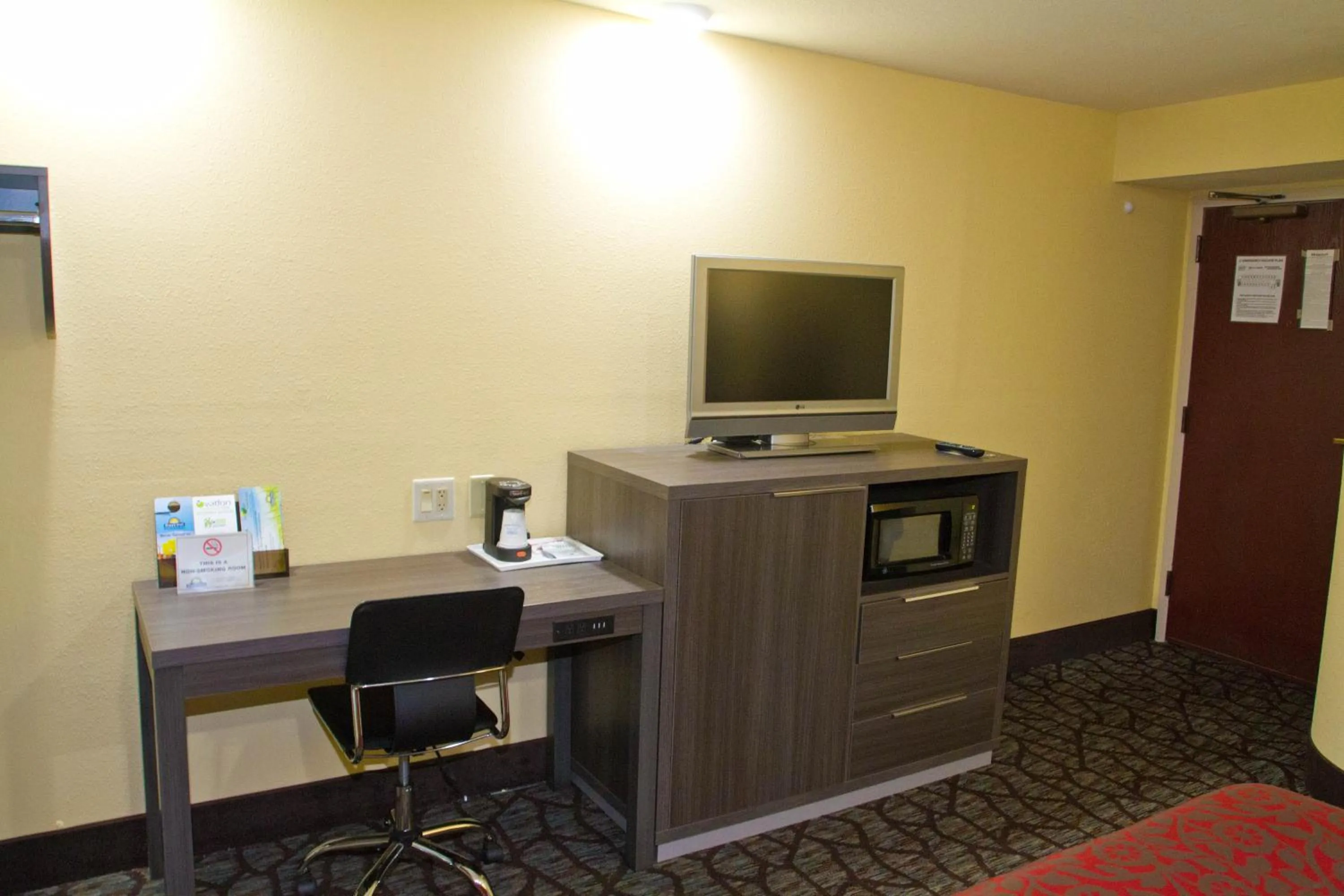 TV and multimedia in Days Inn by Wyndham Blue Springs