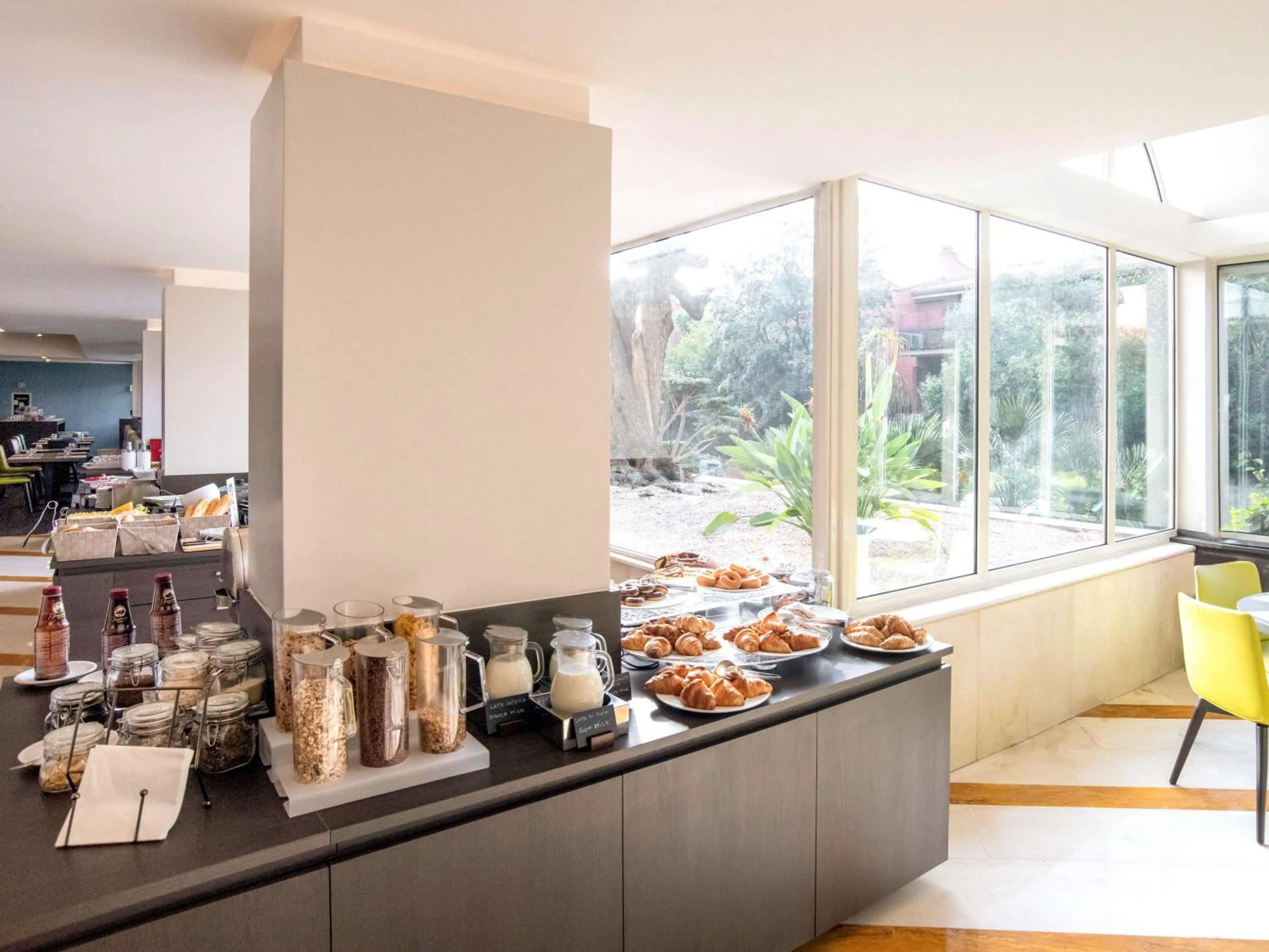 Restaurant/places to eat in Mercure Roma West