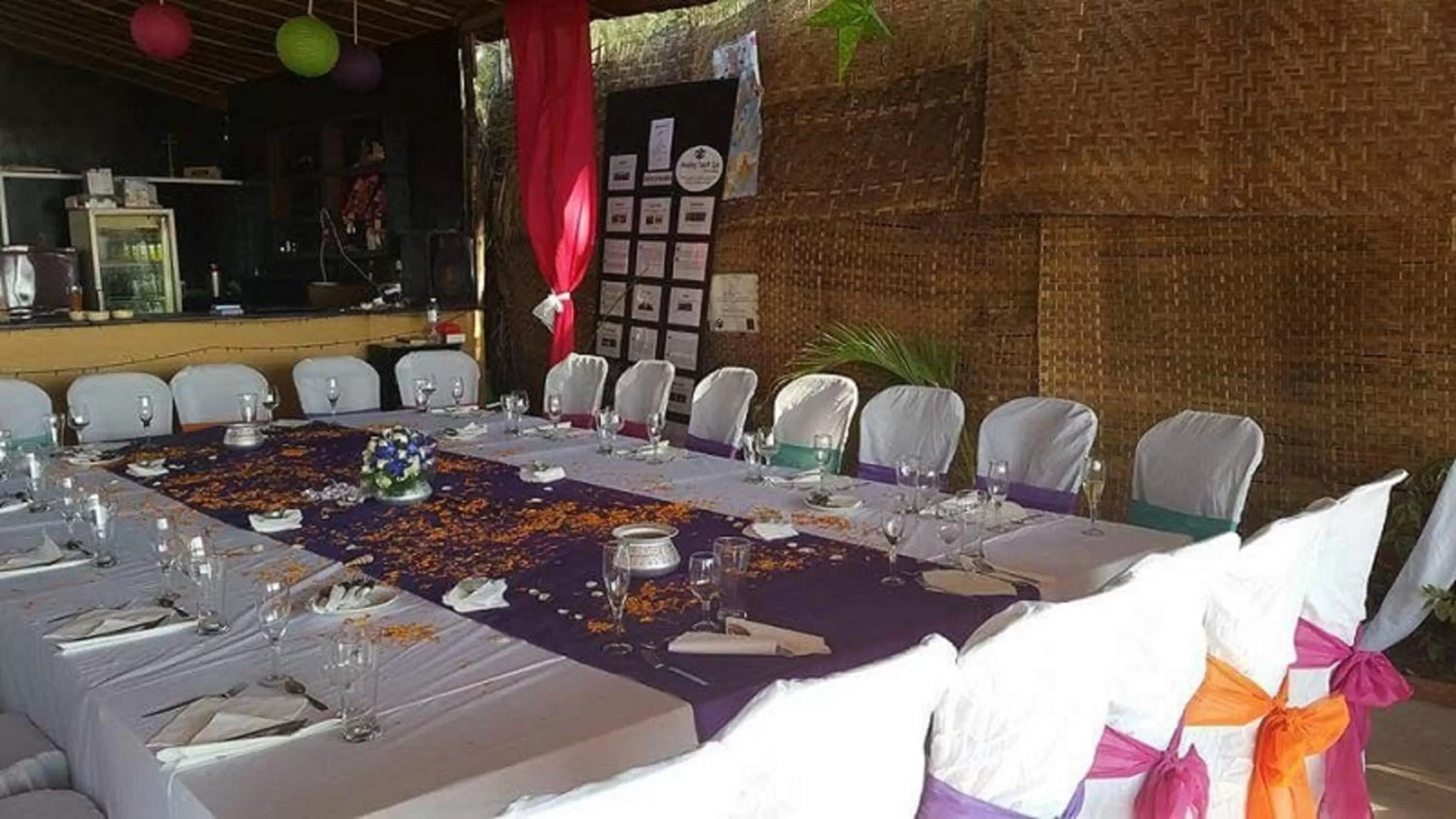 Restaurant/places to eat in Peace Garden Beach Resort