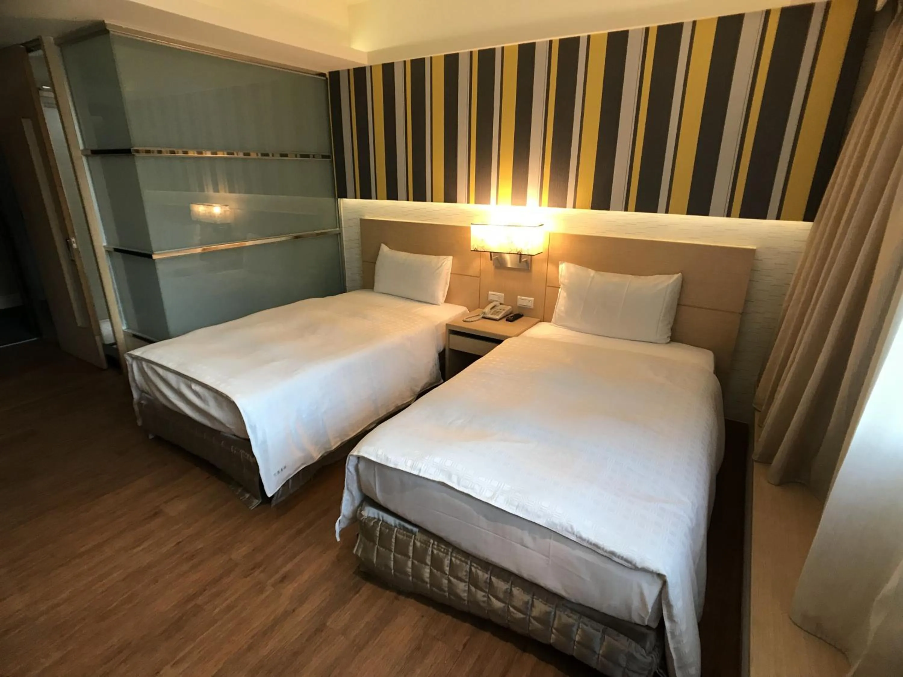 Deluxe Twin Room in Paris Business Hotel