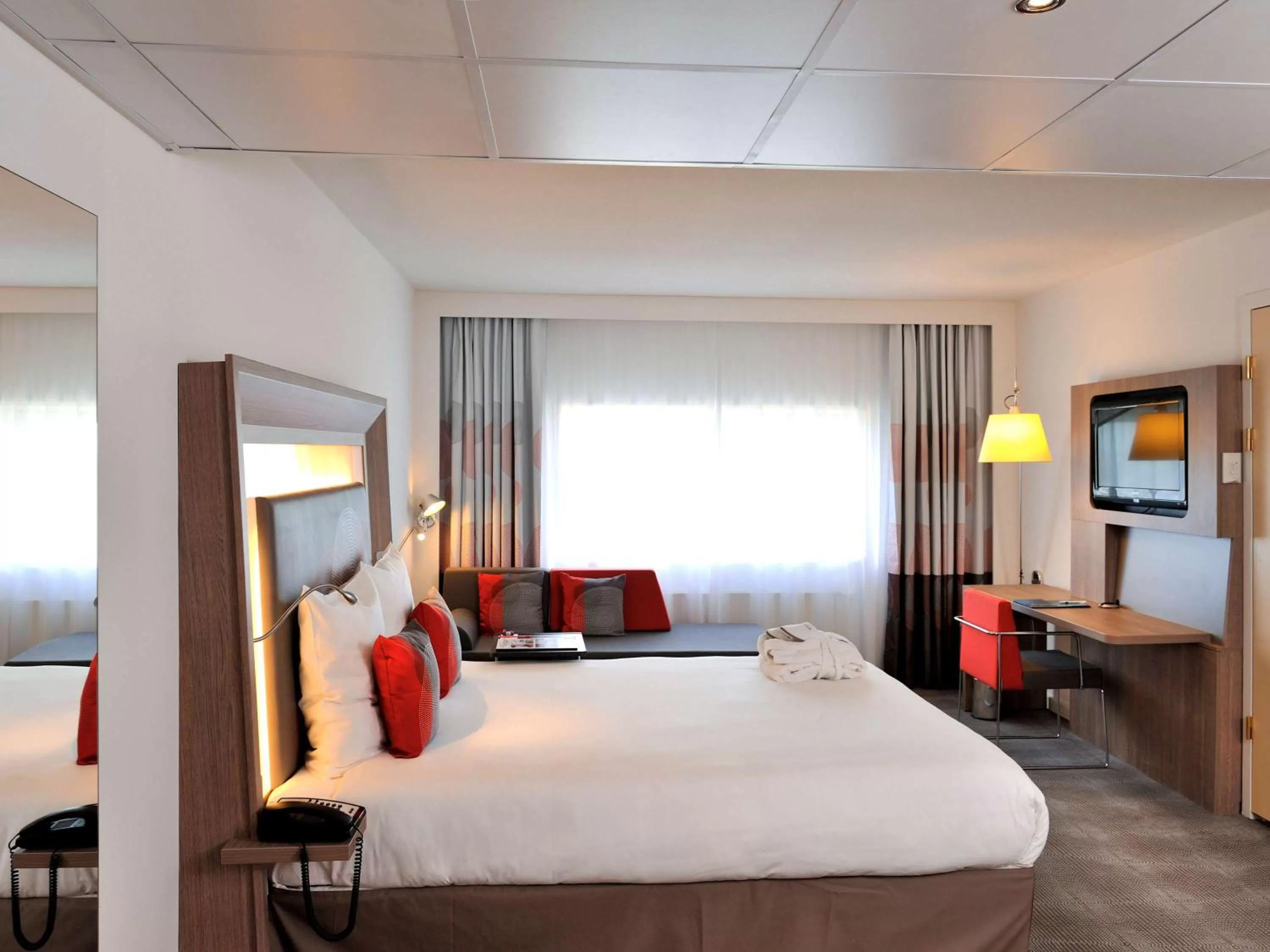 Photo of the whole room, Bed in Novotel Den Haag World Forum