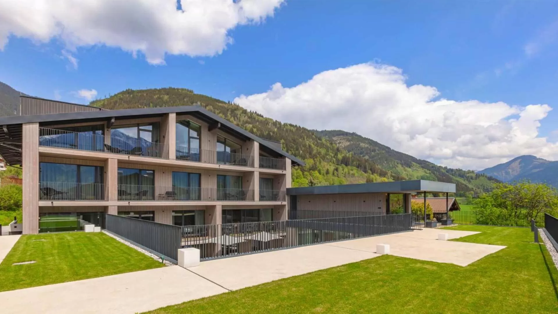 Property building in Emma Deluxe Aparthotel direkt beim Skibus