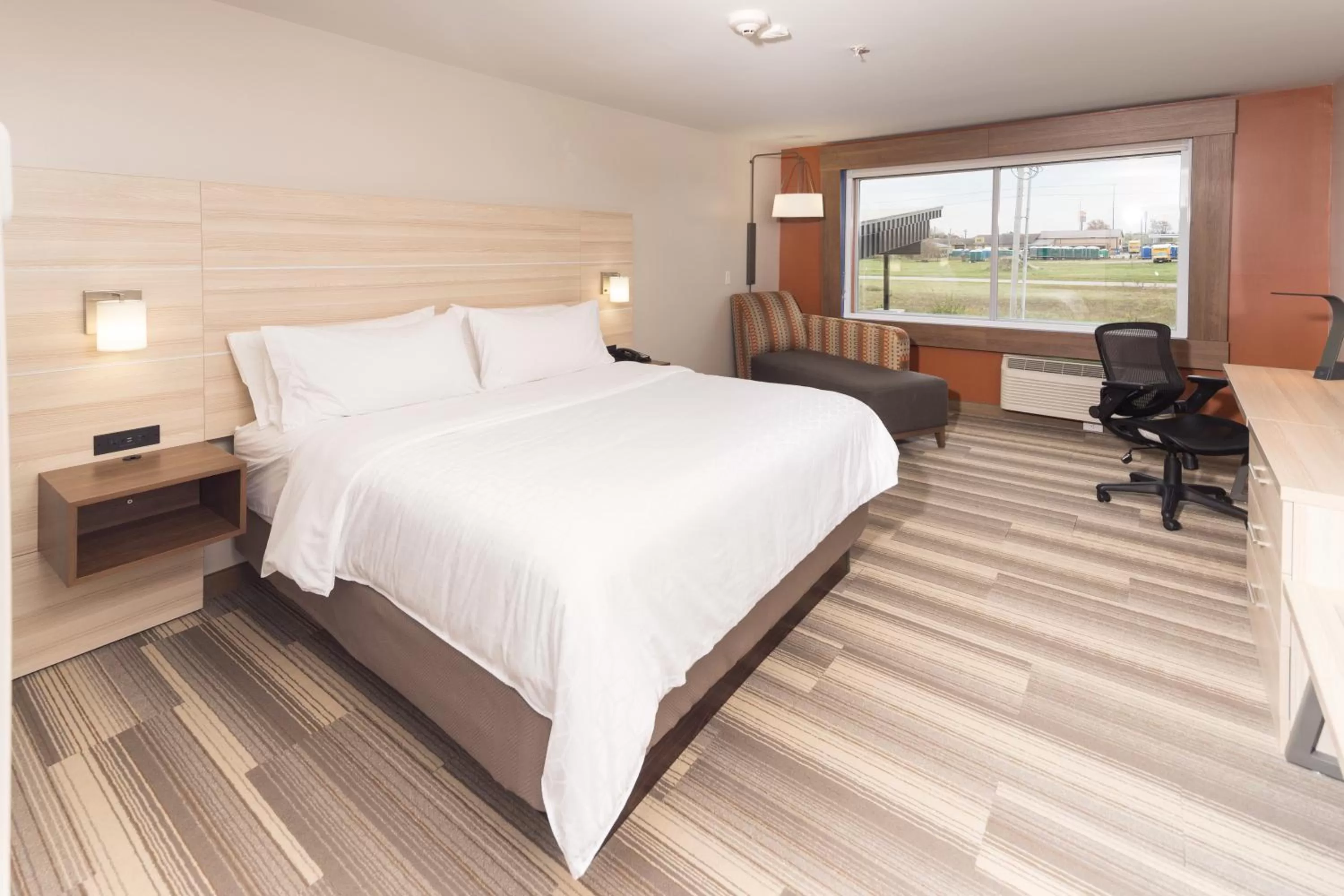 Photo of the whole room, Bed in Holiday Inn Express & Suites - Auburn by IHG