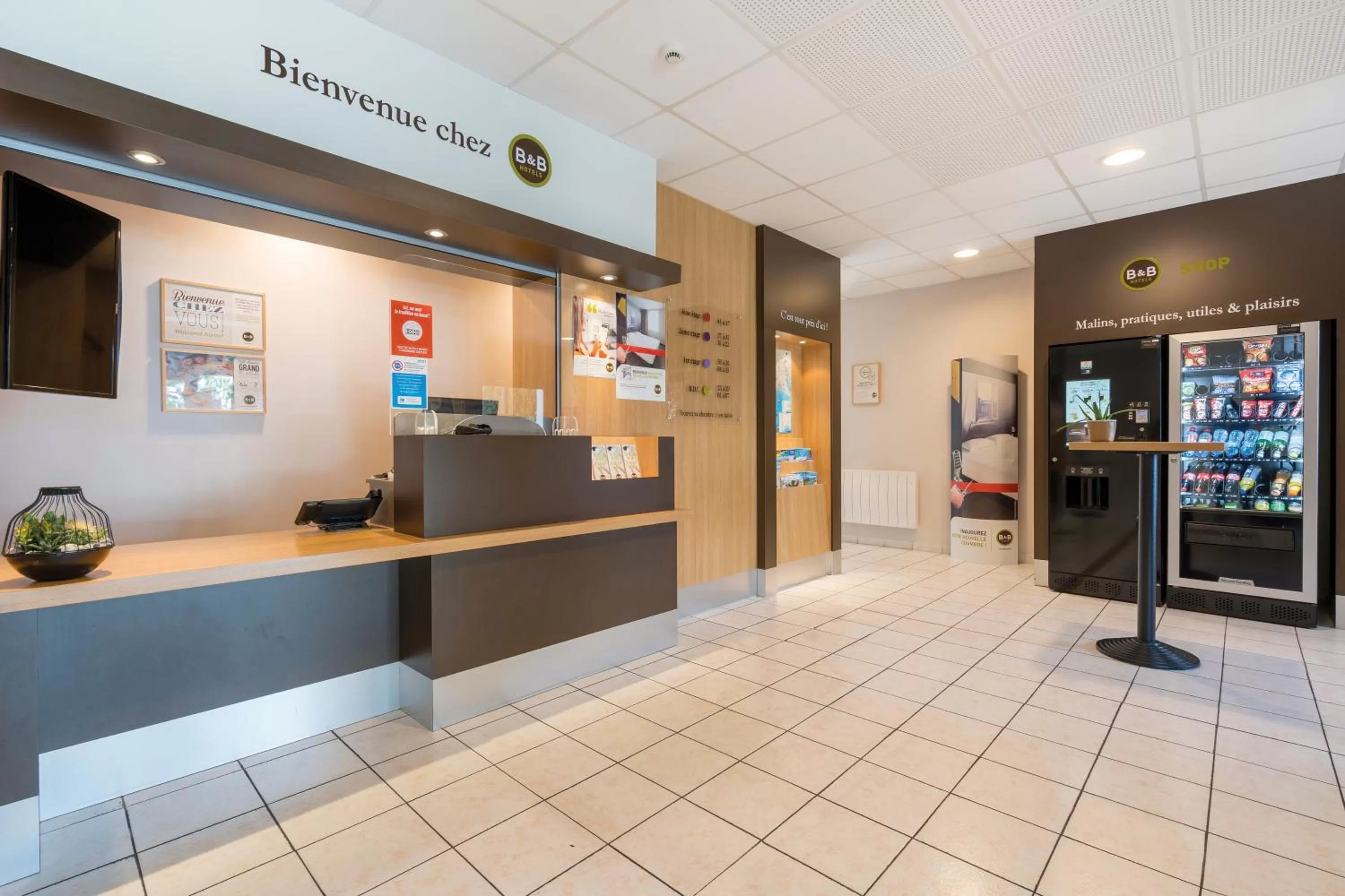 Lobby or reception in B&B HOTEL Auray Carnac