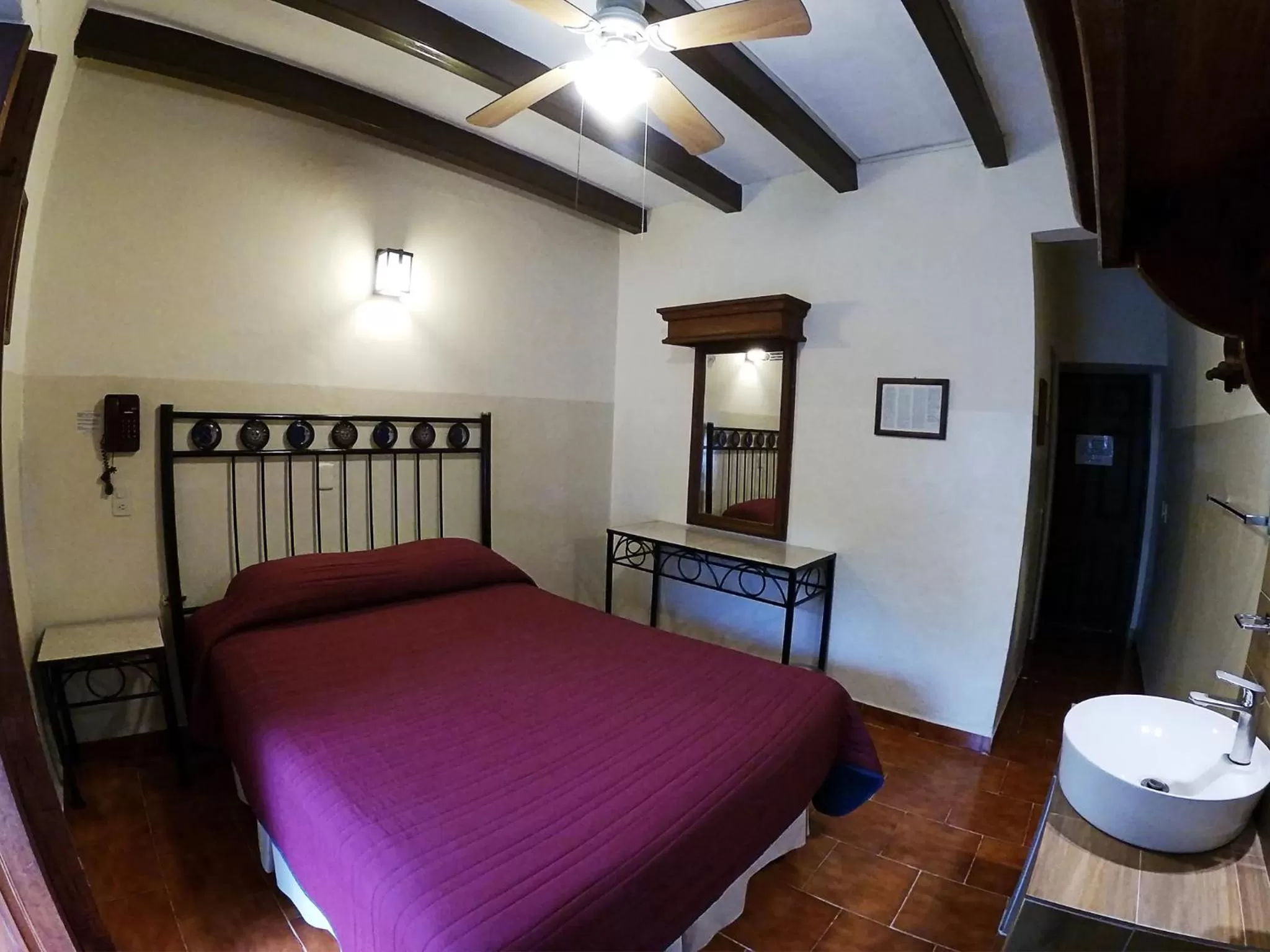Bed in Hotel el Carmen, Morelia