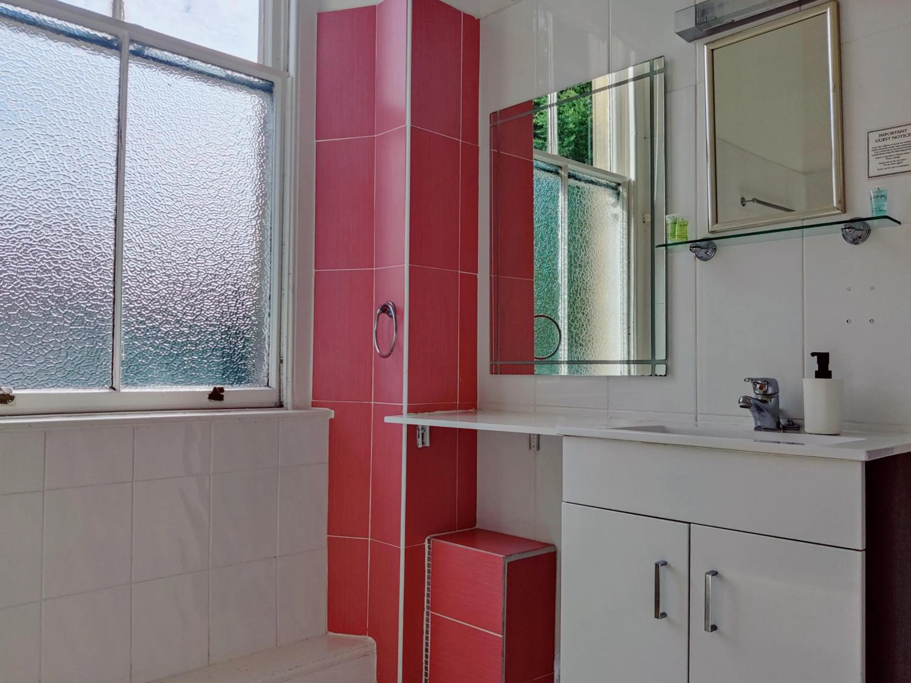 Bathroom in Wentworth House - Free Parking