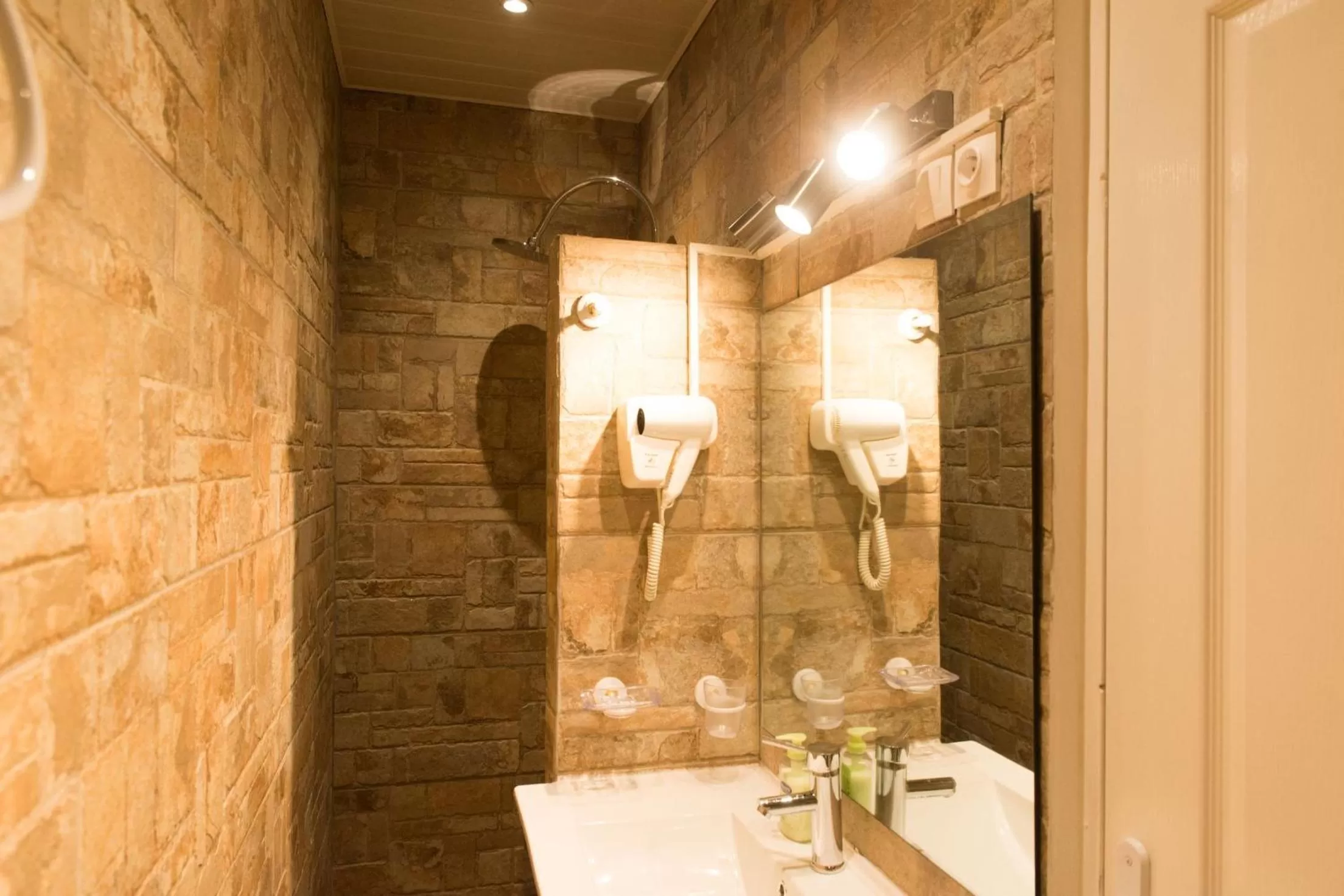 Shower in La Résidence des Caféiers - Le Tampon