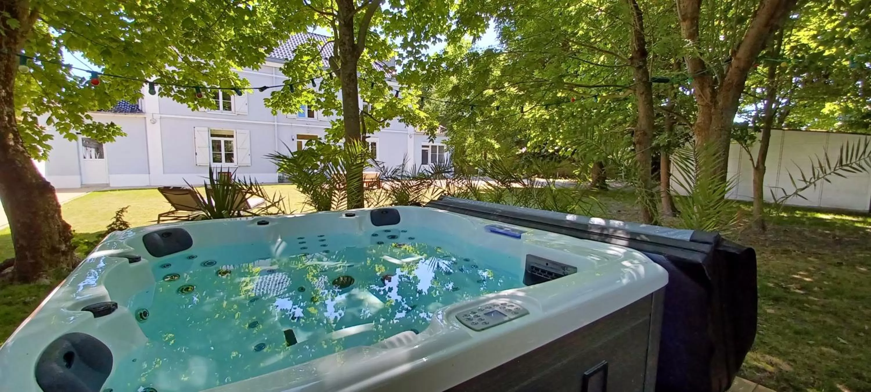 Hot Tub in La Carte Postale