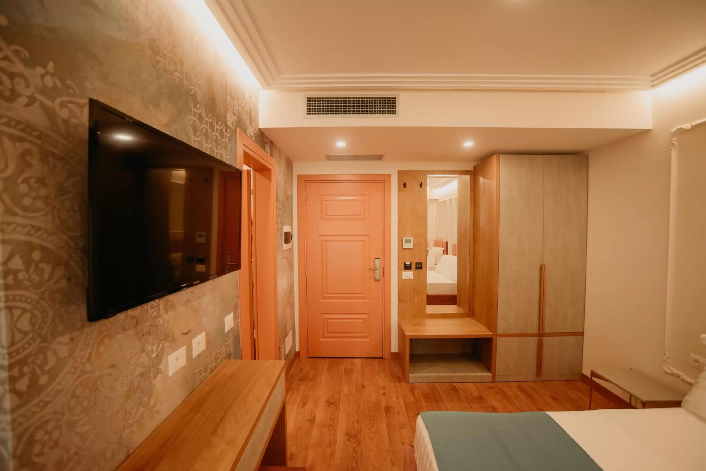 Communal lounge/ TV room in Martiness Hotel Durres