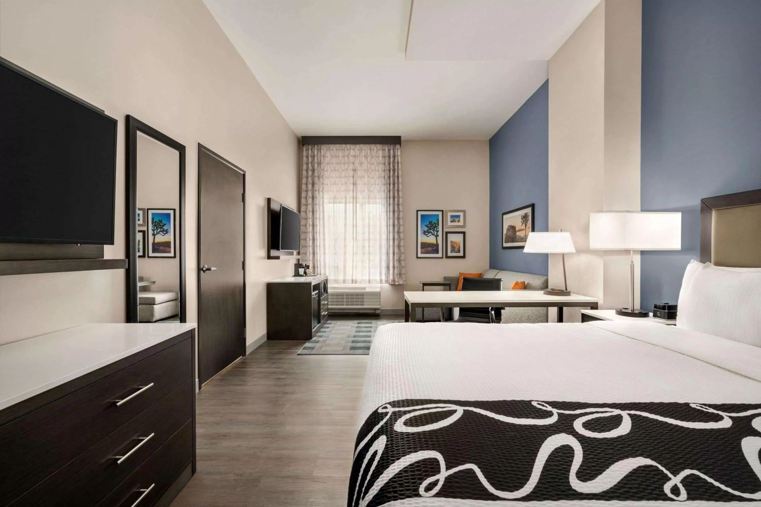 Photo of the whole room, Bed in La Quinta Inn & Suites by Wyndham San Bernardino