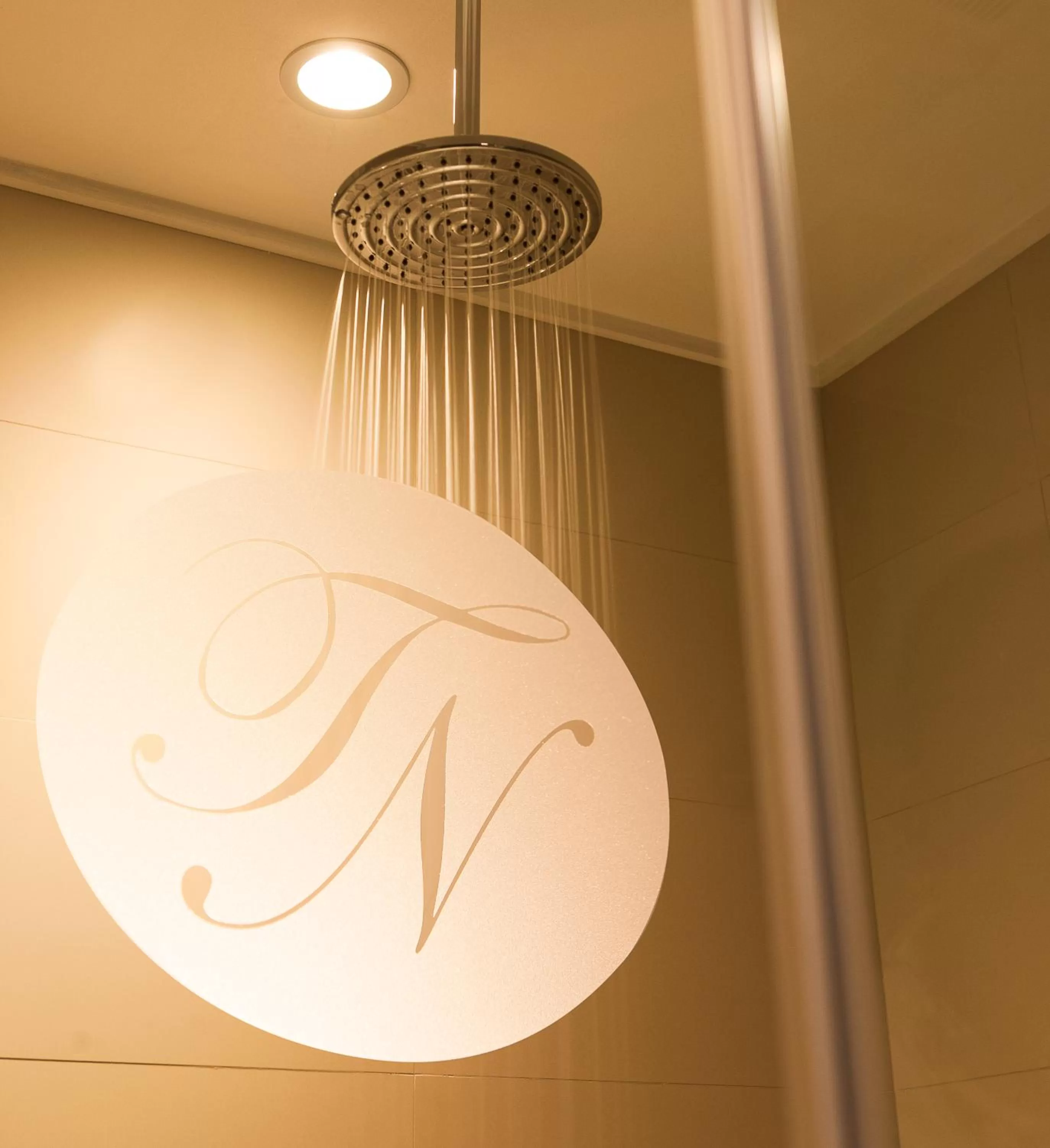 Shower in Terra Nova, BW Premier Collection