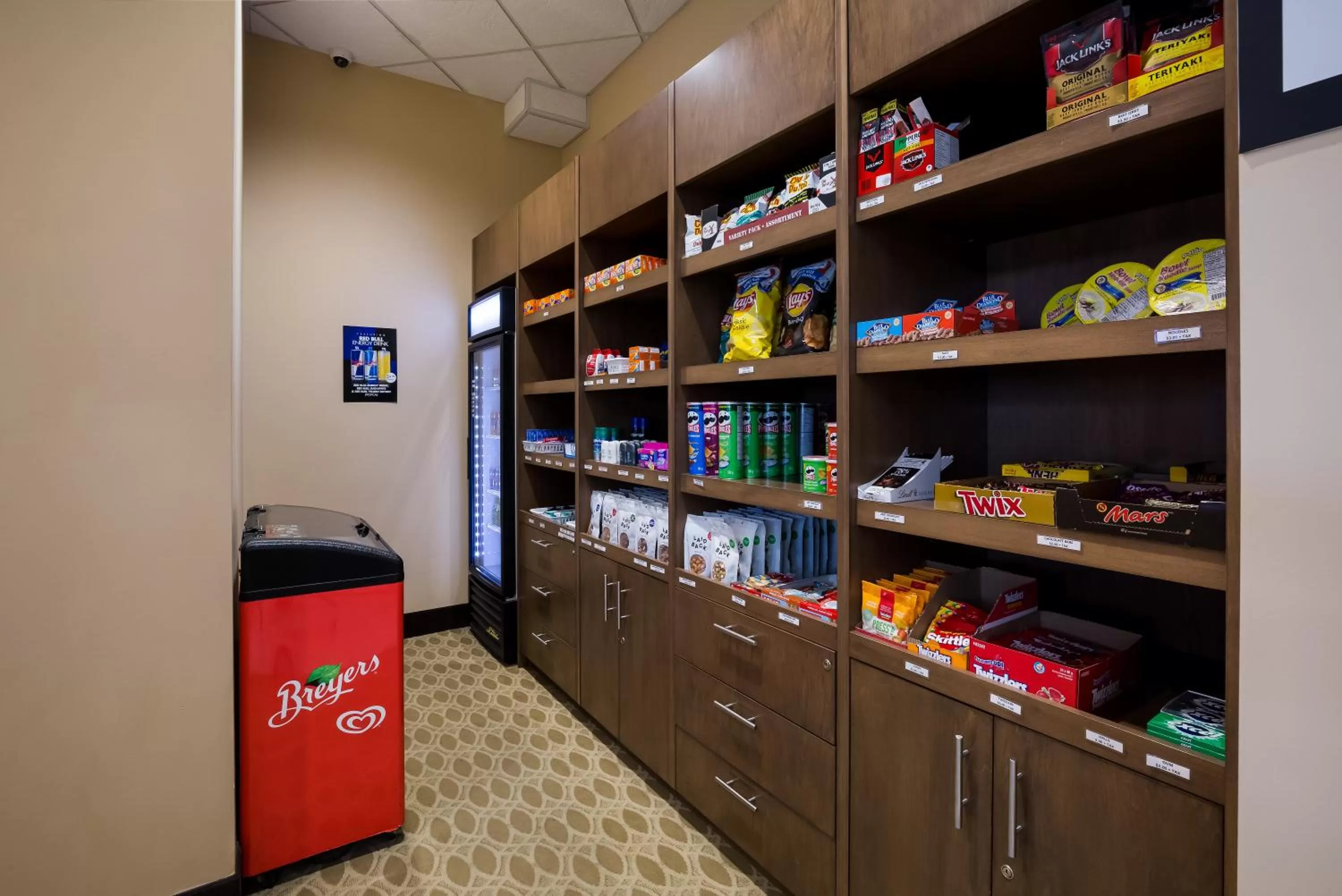 Supermarket/grocery shop in Hotel 11, MOD A Sonesta Collection