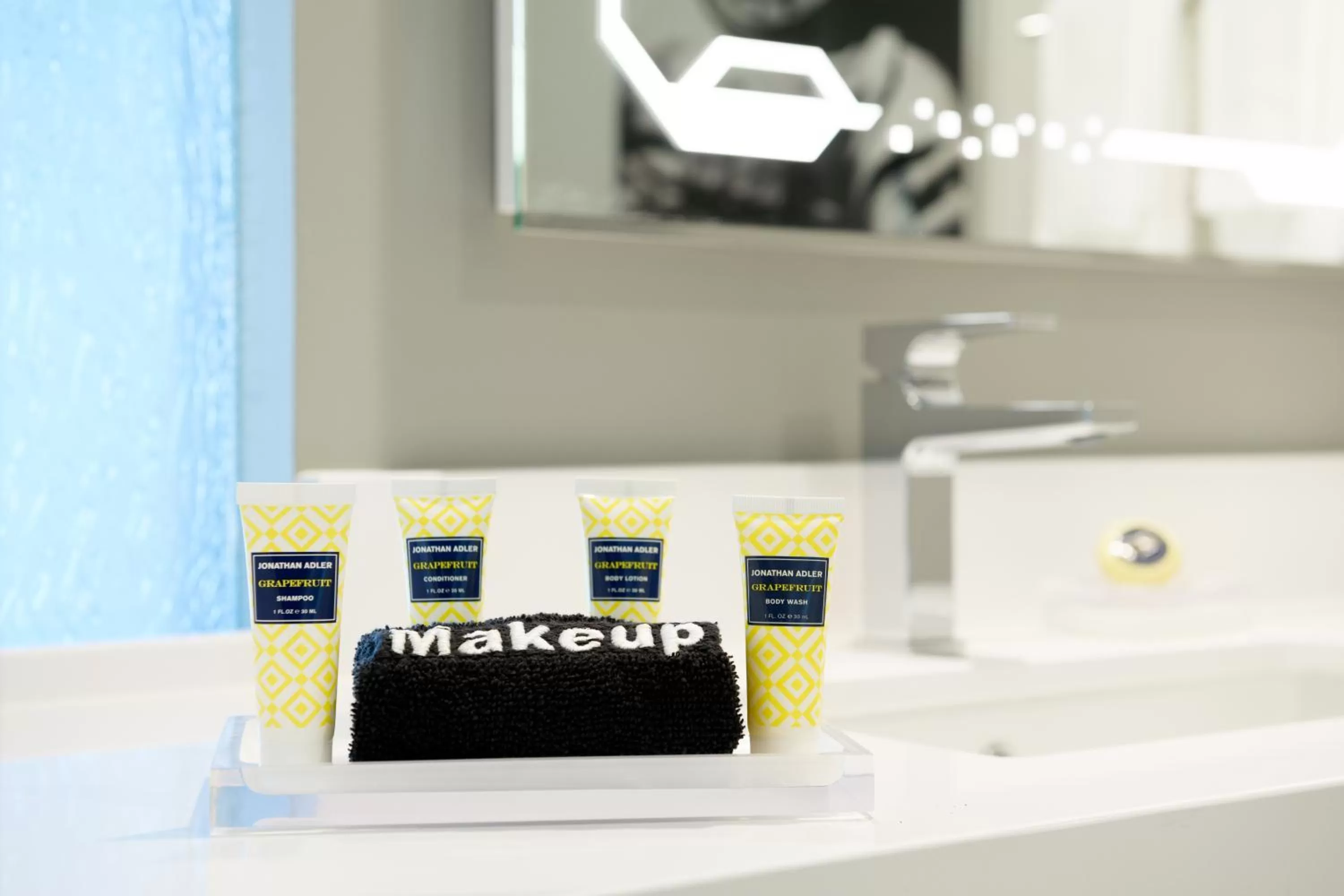 Deluxe King Room - Hearing Accessible in Astra Hotel, Seattle, a Tribute Portfolio Hotel