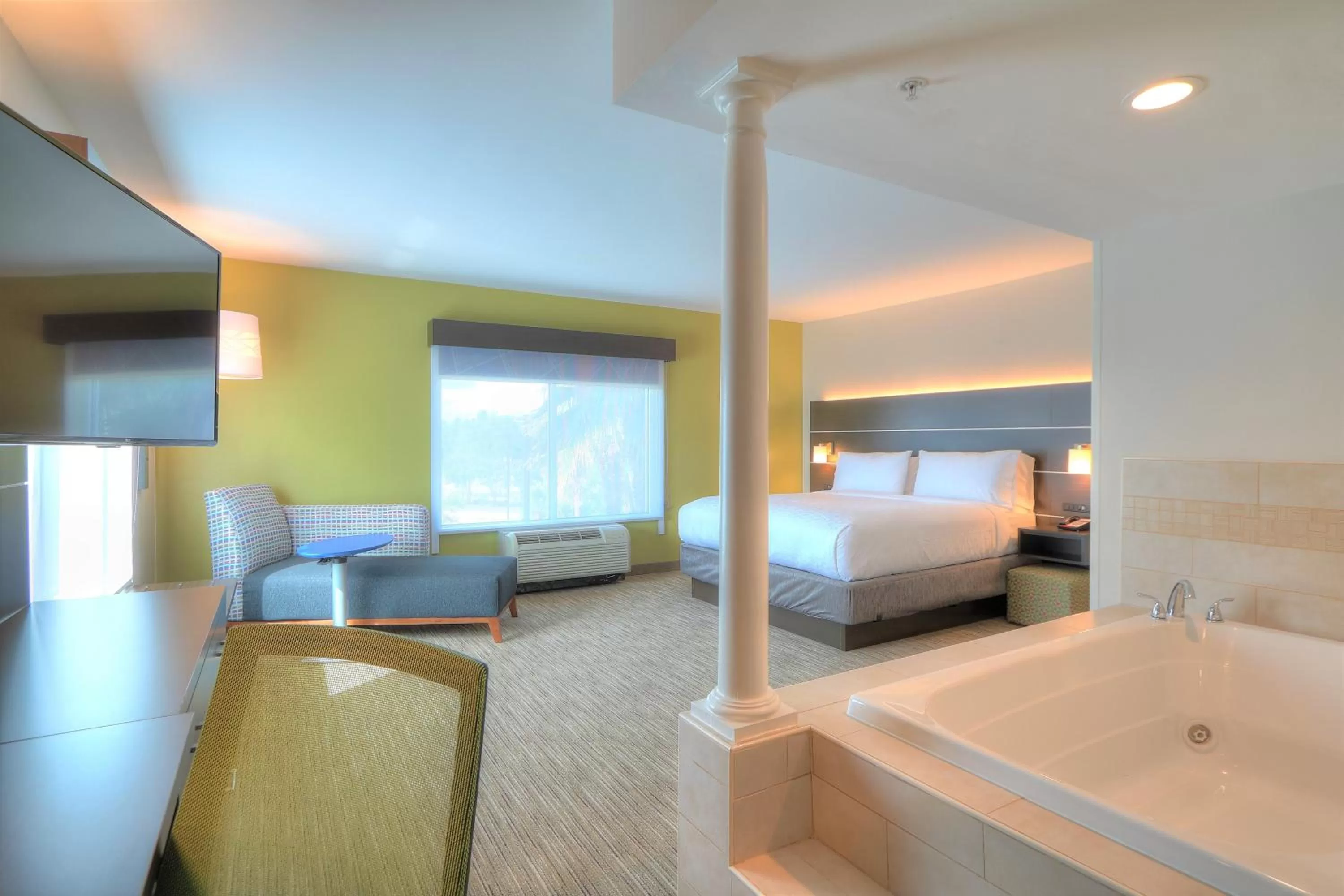 Photo of the whole room, Bed in Holiday Inn Express Hotel & Suites Mobile Saraland by IHG