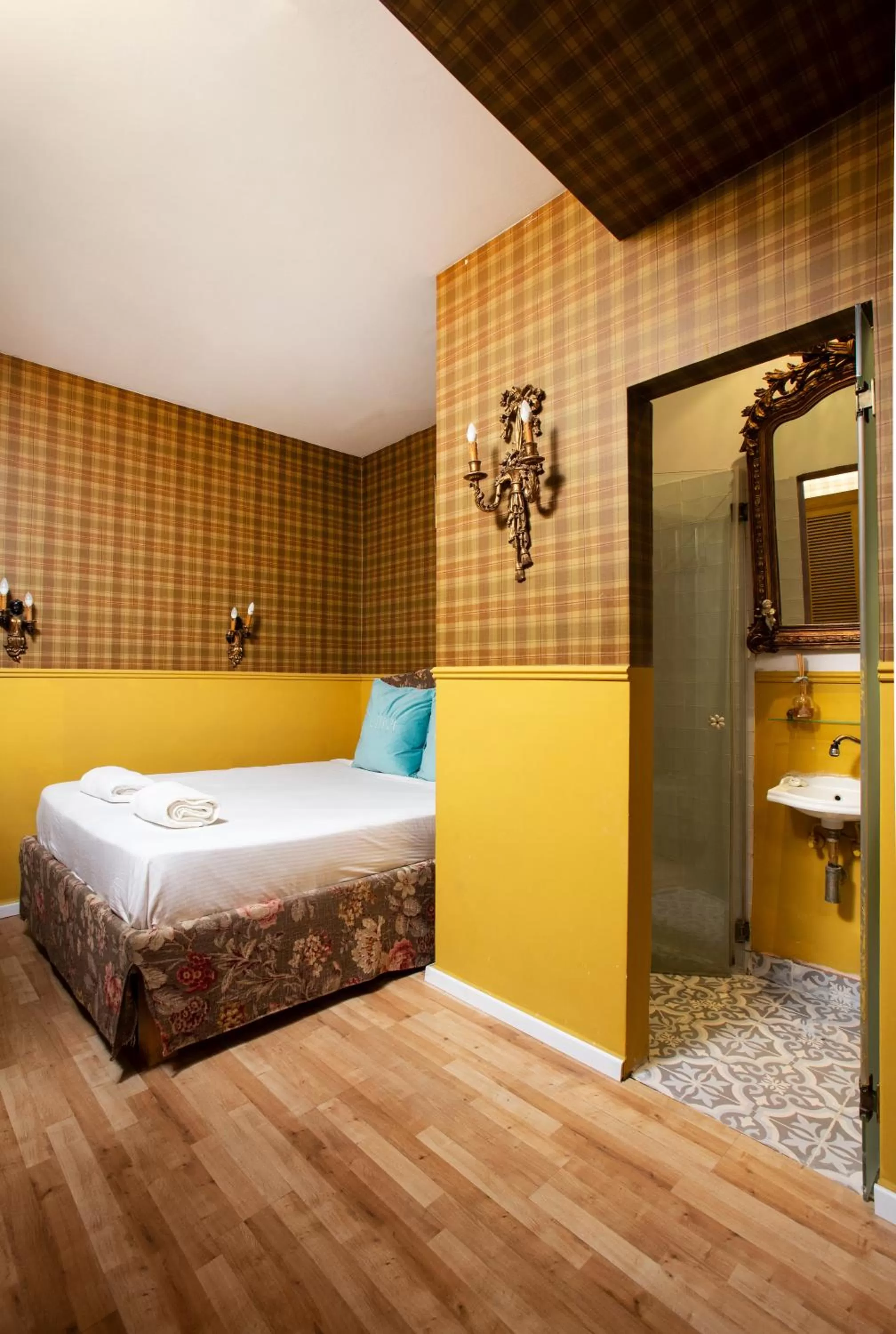 Shower in The Elliot - Adults only