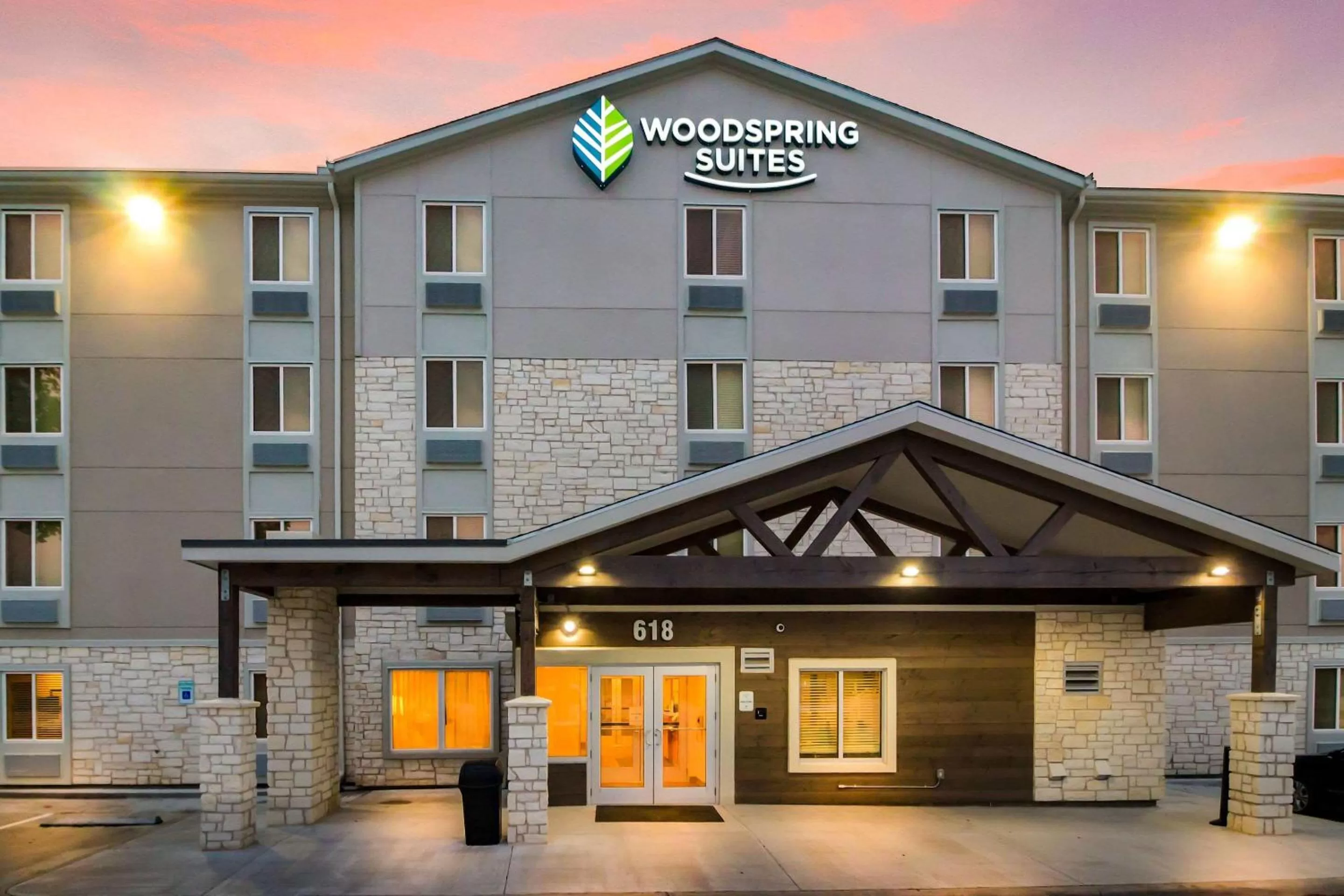 Property building in WoodSpring Suites Lake Jackson
