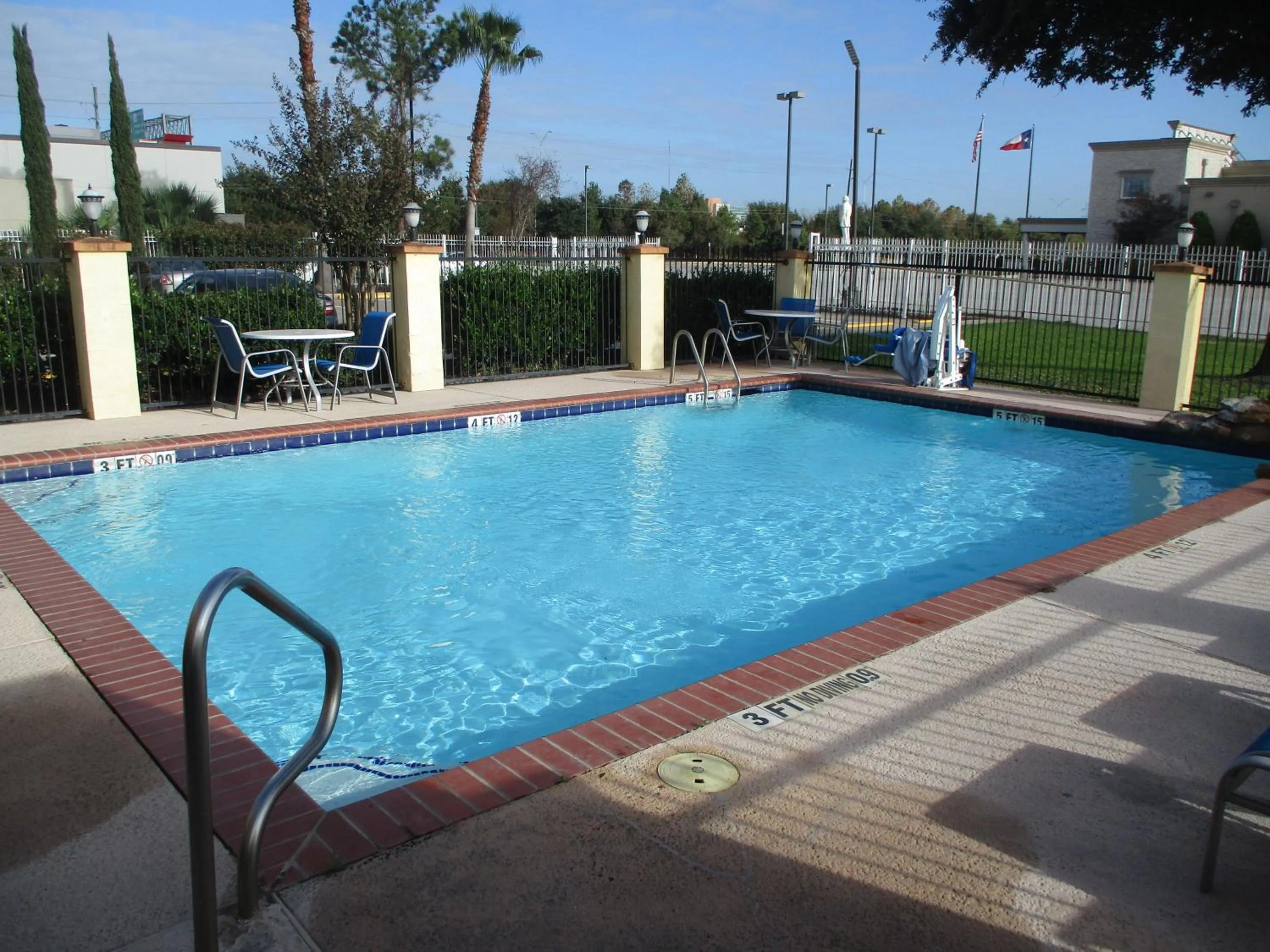 Swimming pool in Days Inn & Suites by Wyndham Sam Houston Tollway