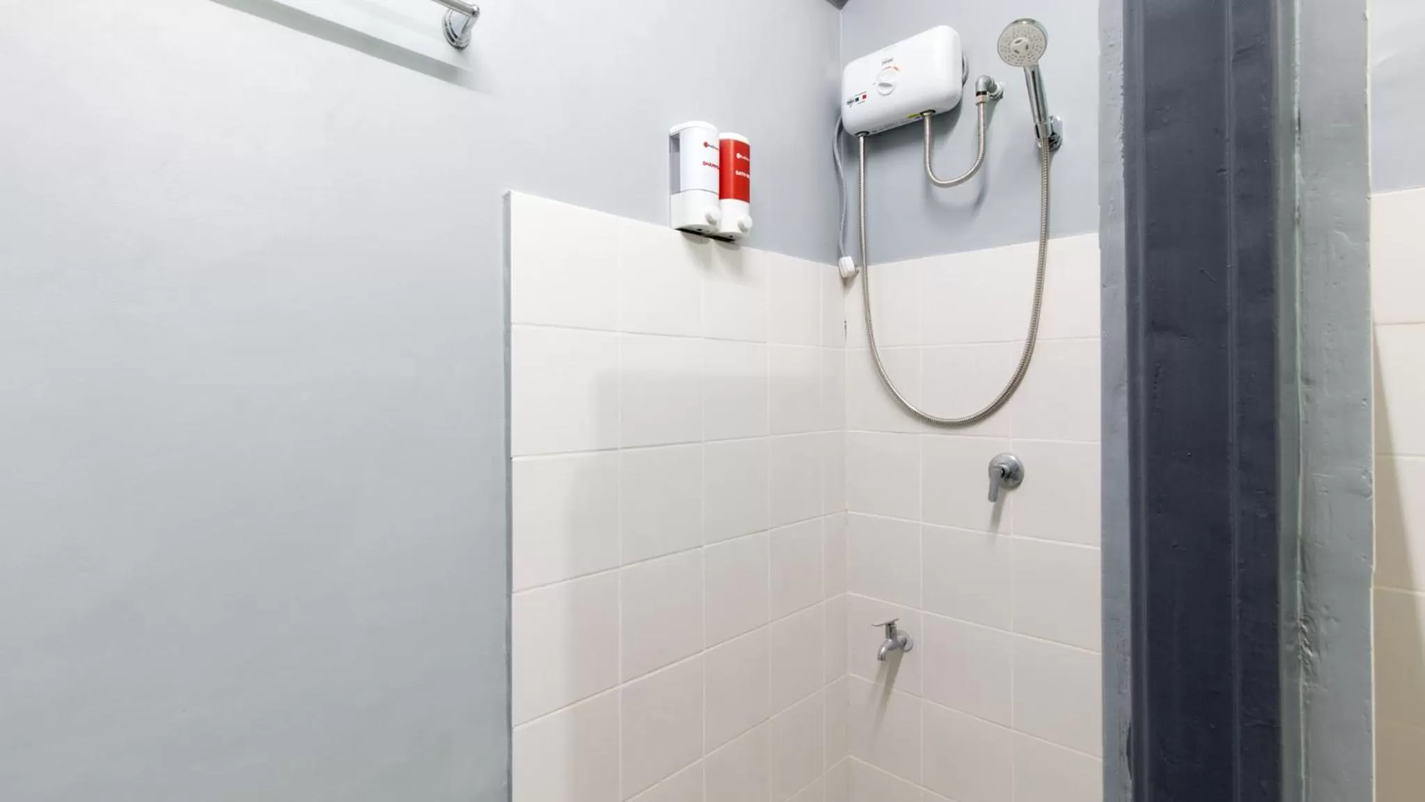 Shower in RedDoorz @ Sunfields Lipa Batangas