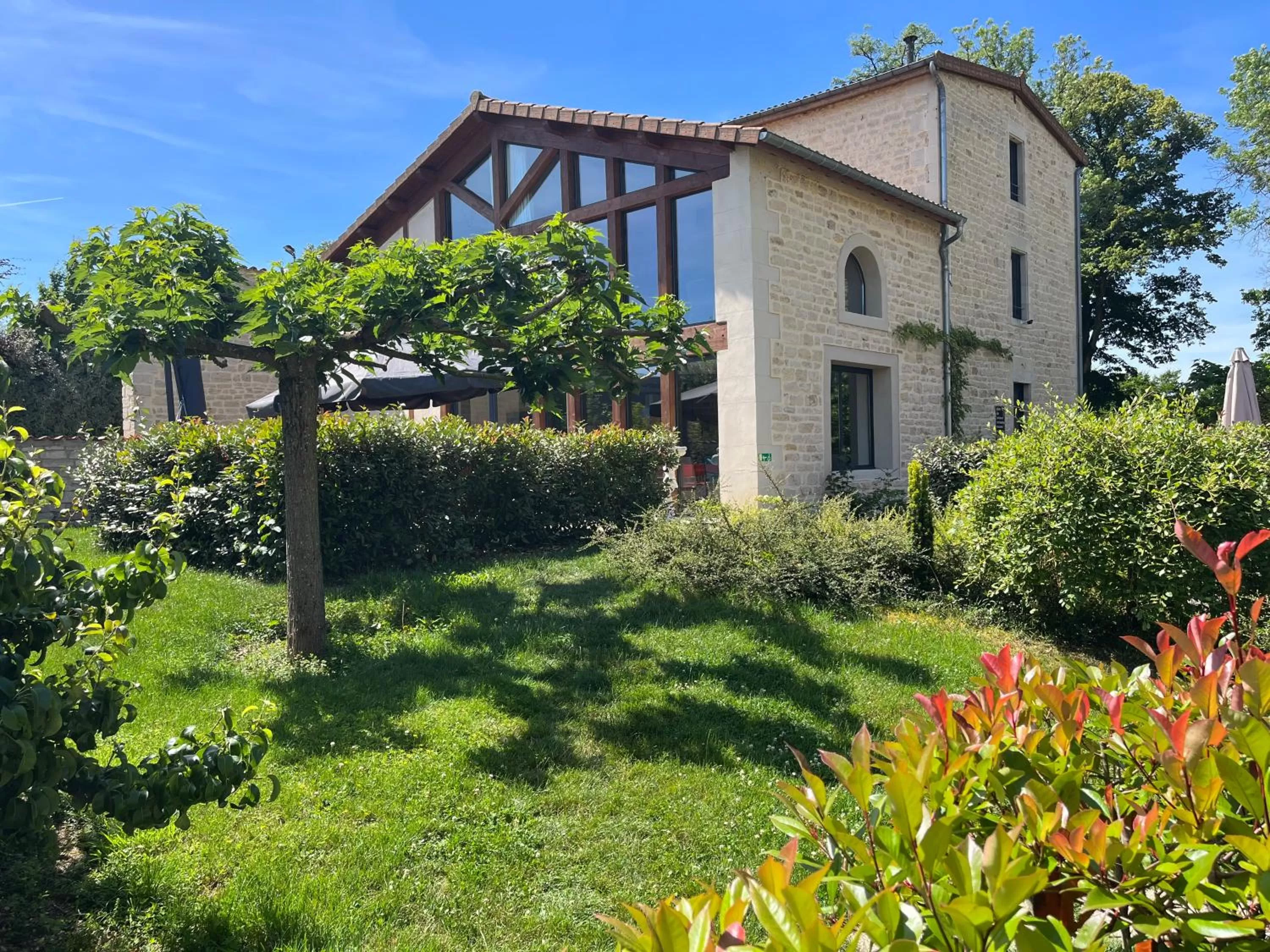 Garden in Hôtel La Vinaigrerie LOGIS