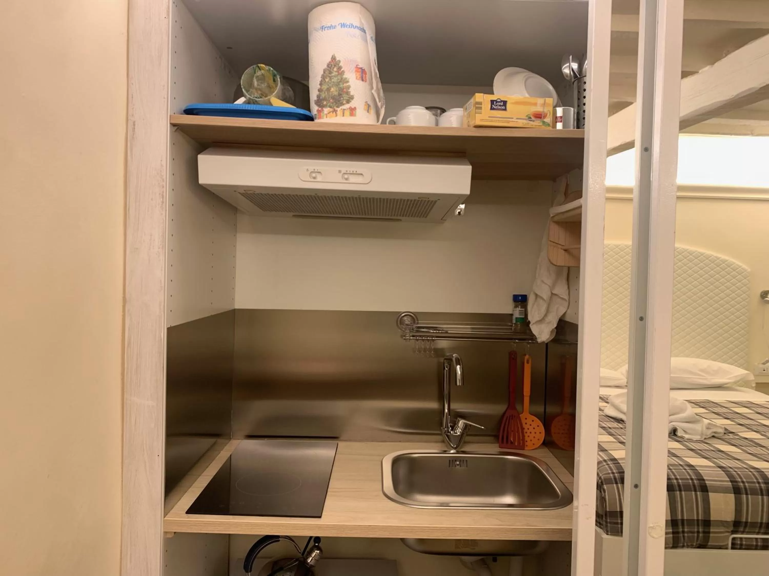 Photo of the whole room, Kitchen/Kitchenette in GB apartments