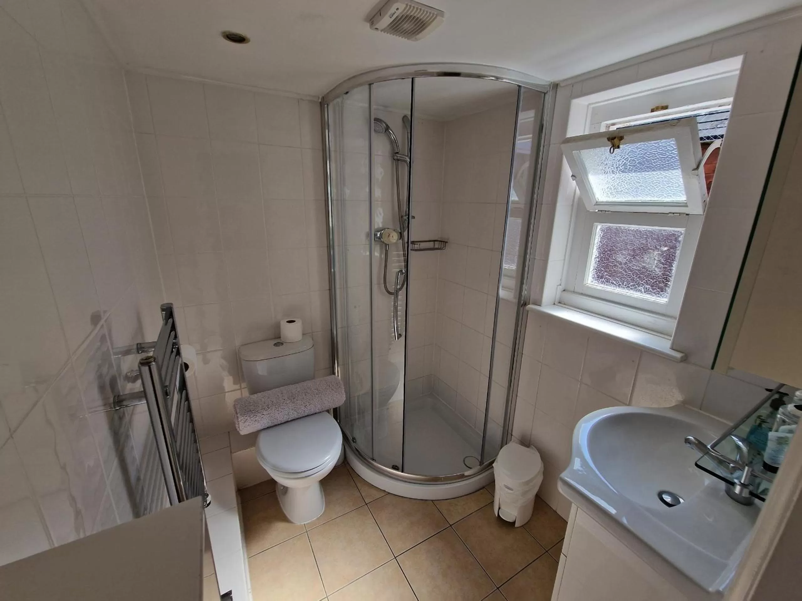 Bathroom in Black Horse Canterbury