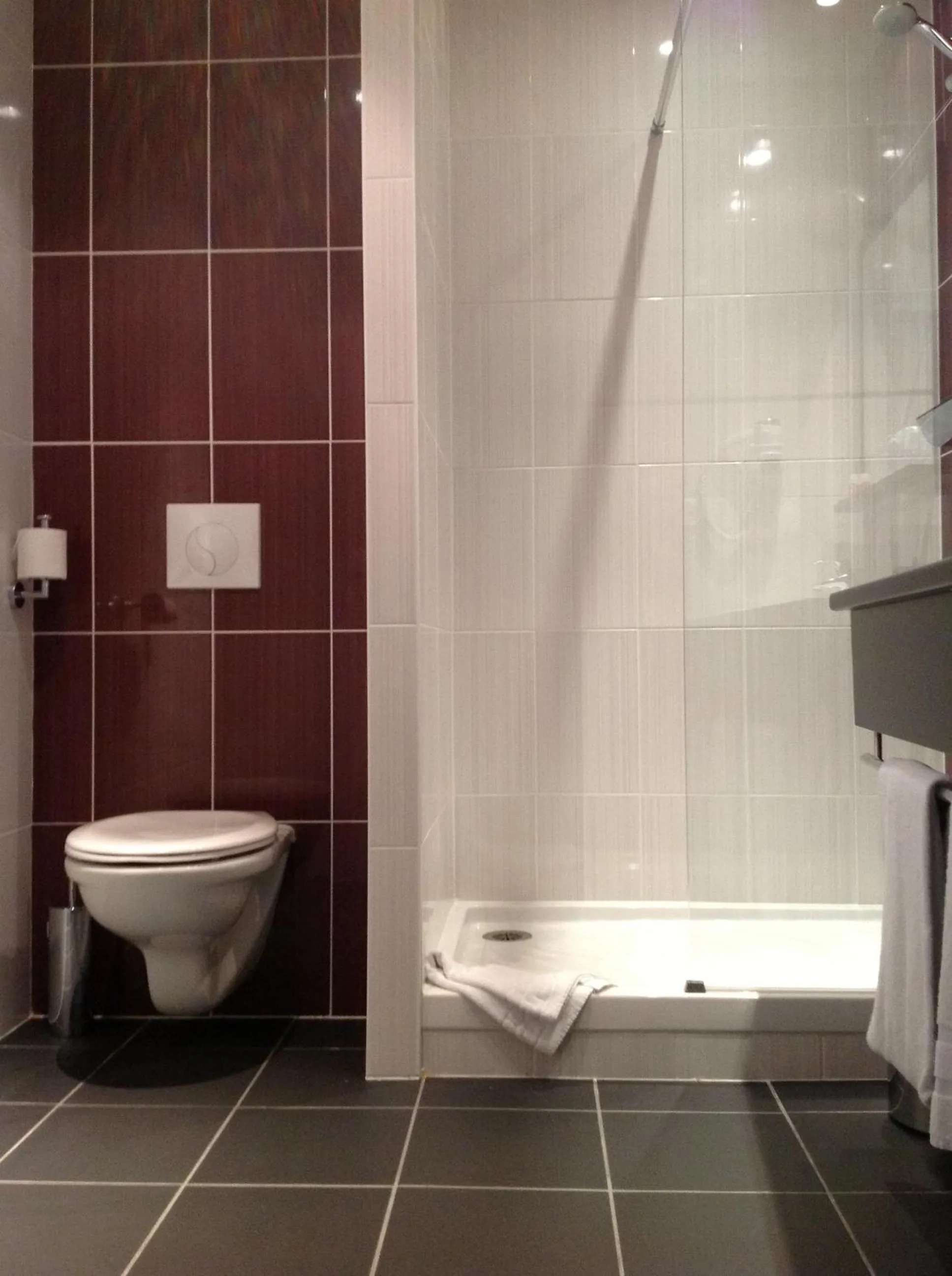 Bathroom in The Originals City, Hôtel des Lys, Dreux