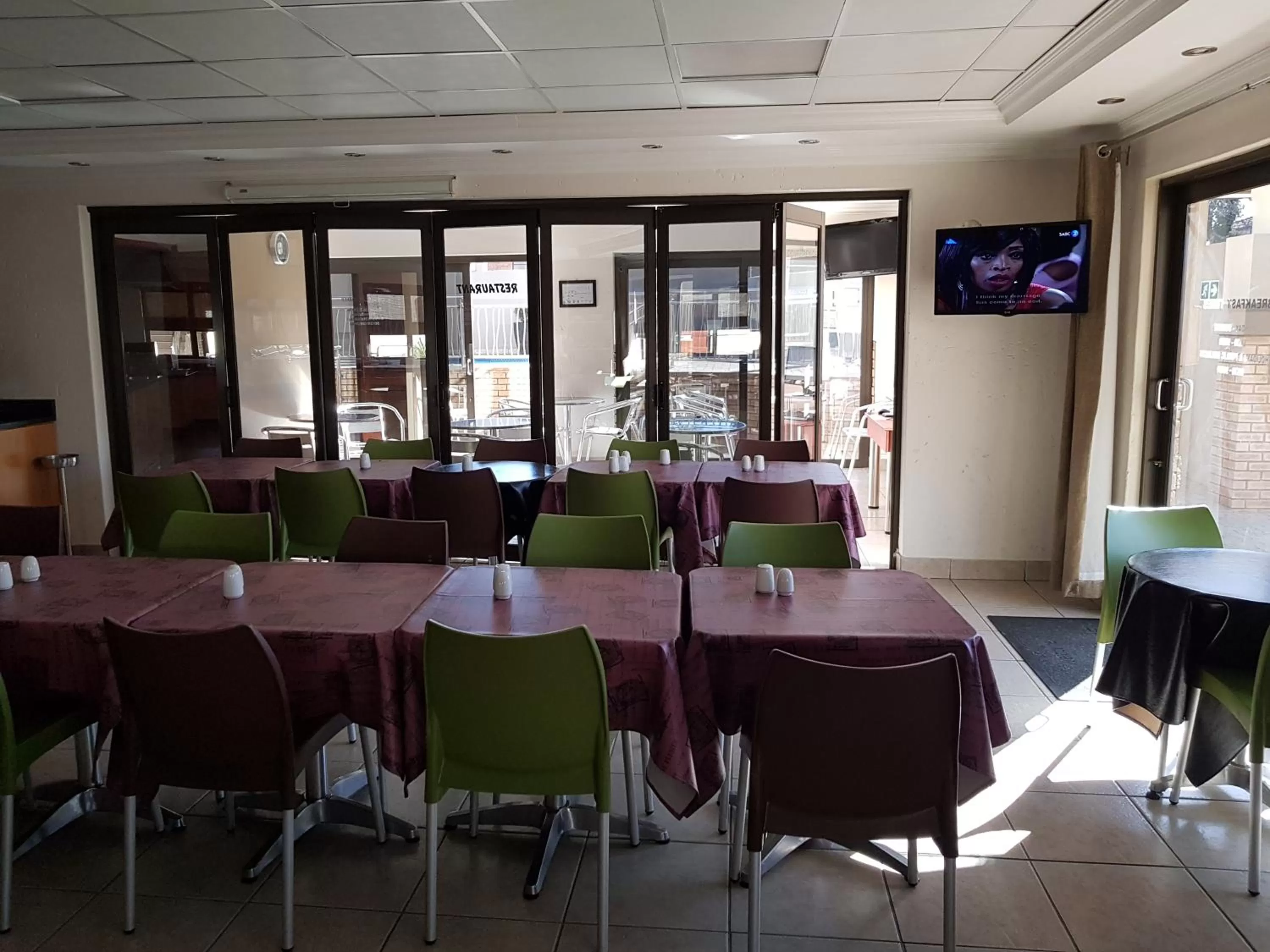 Restaurant/places to eat in Europrime Hotel