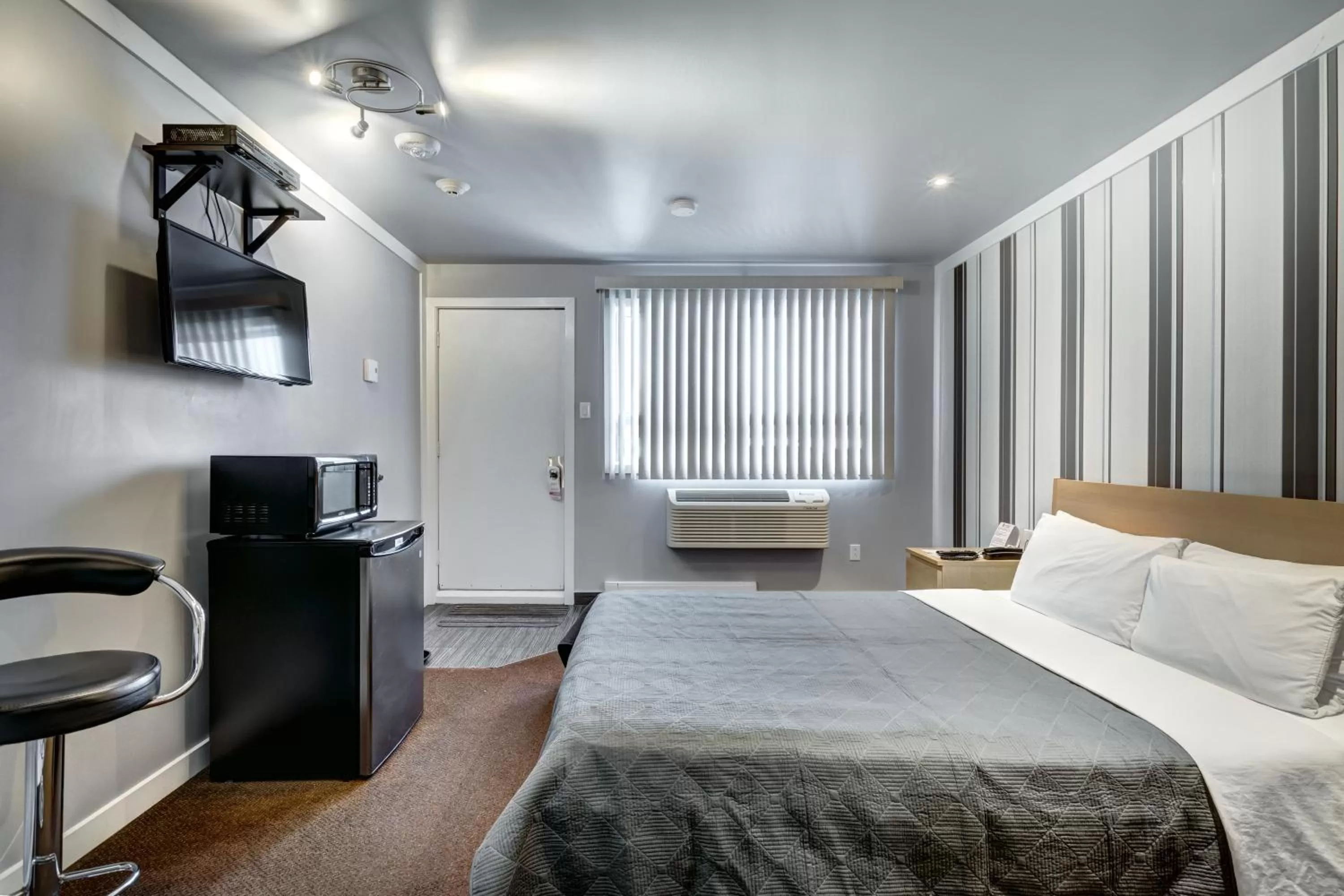 Photo of the whole room, Bed in Auberge St. Jacques