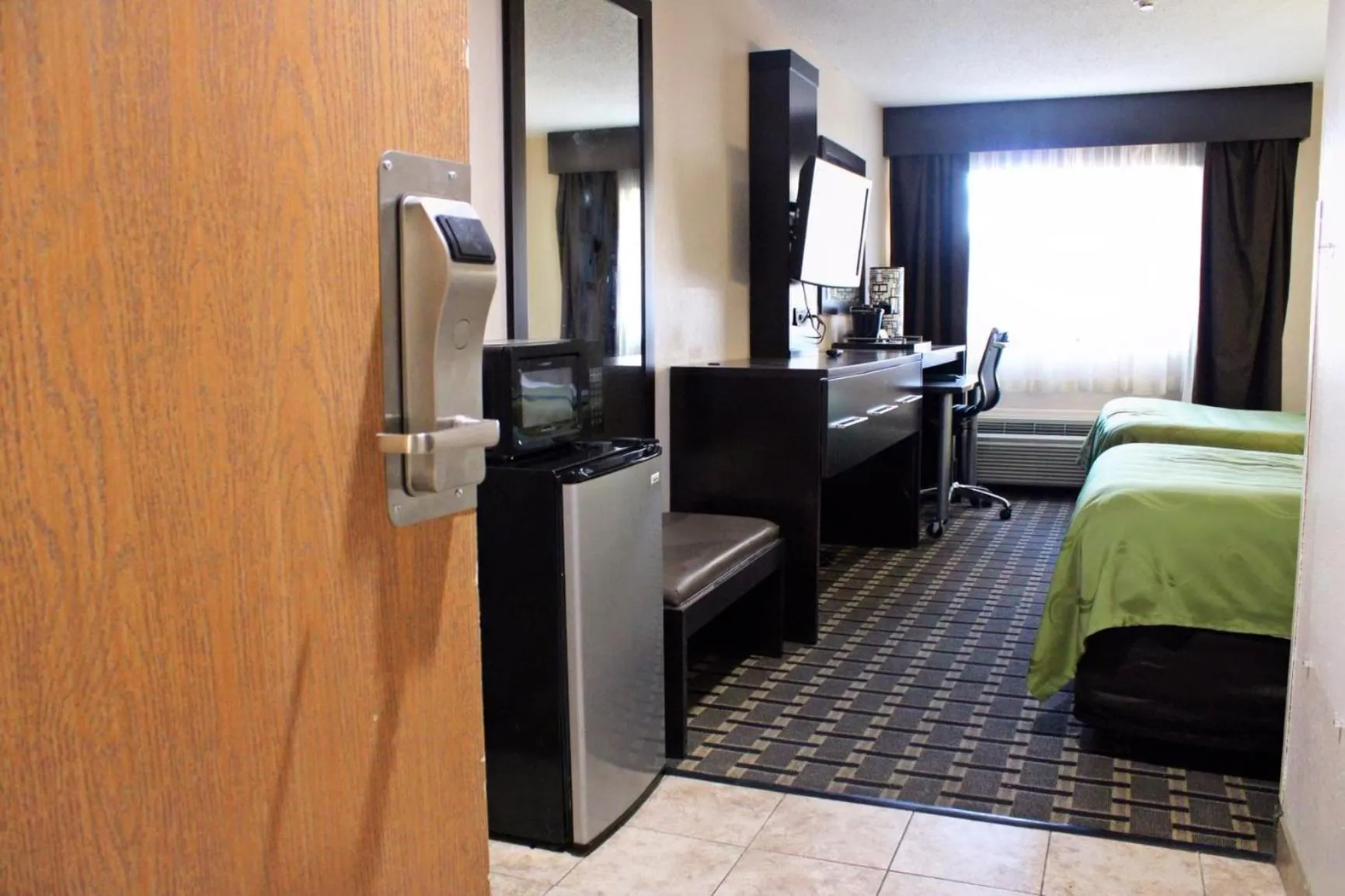 Communal lounge/ TV room, Bed in Quality Inn & Suites Detroit Metro Airport
