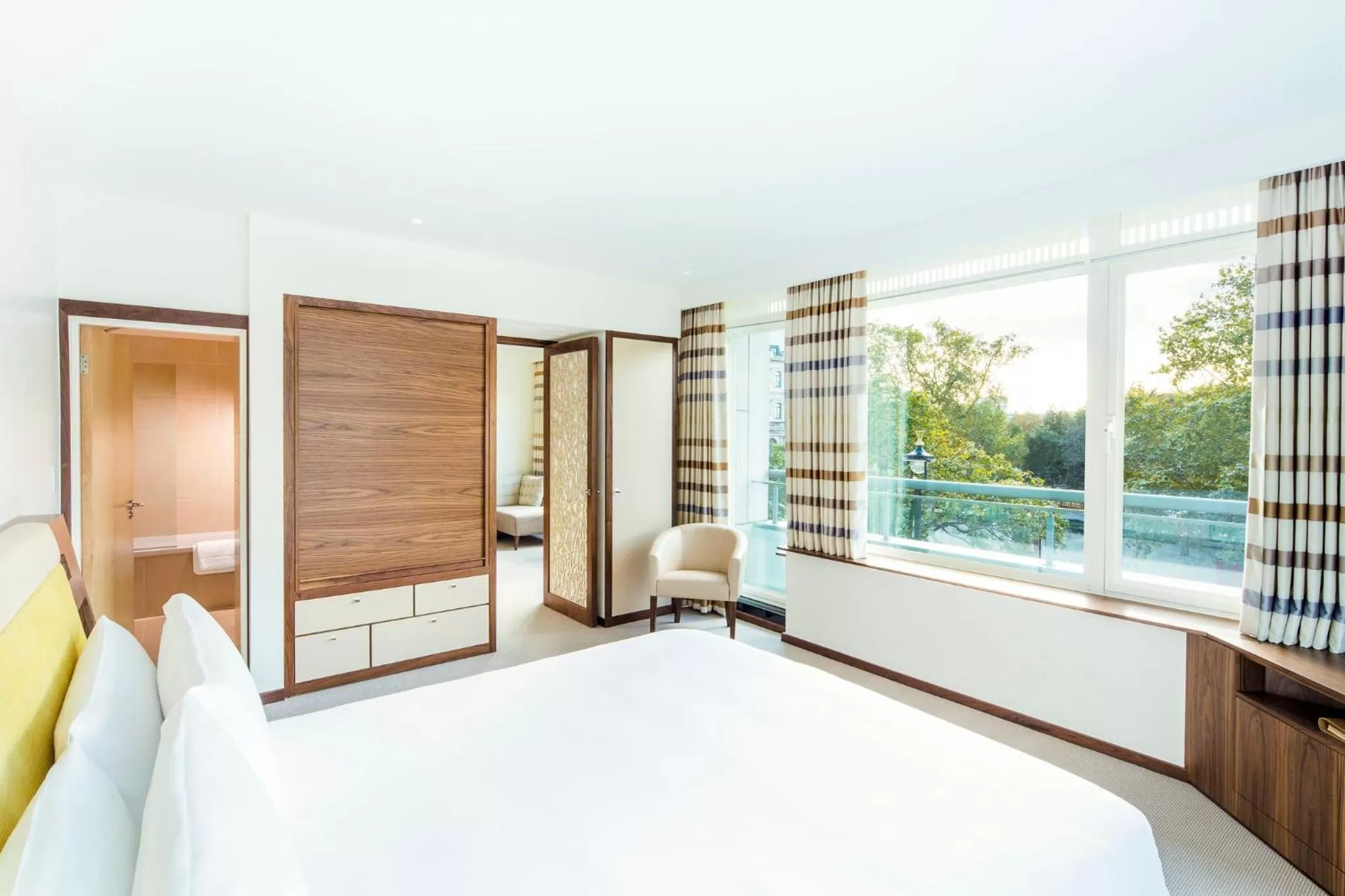 Photo of the whole room, Bed in COMO Metropolitan London