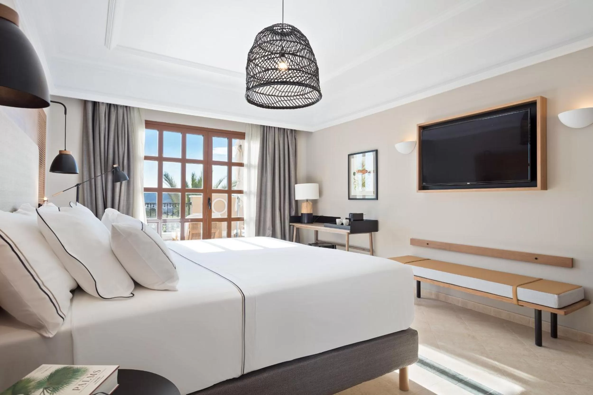 Photo of the whole room, Bed in Melia Villaitana