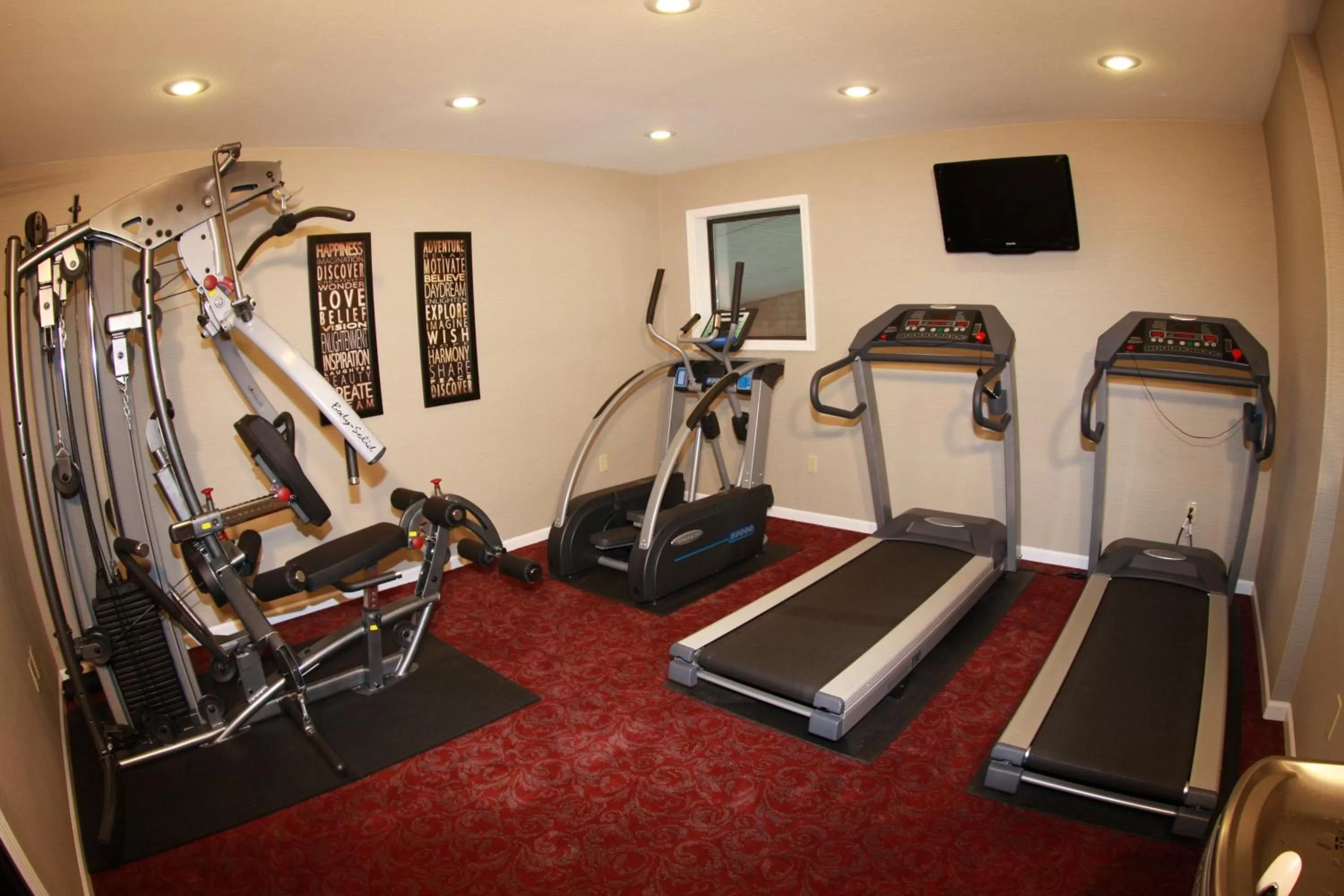 Fitness centre/facilities in Budget Host Inn & Suites