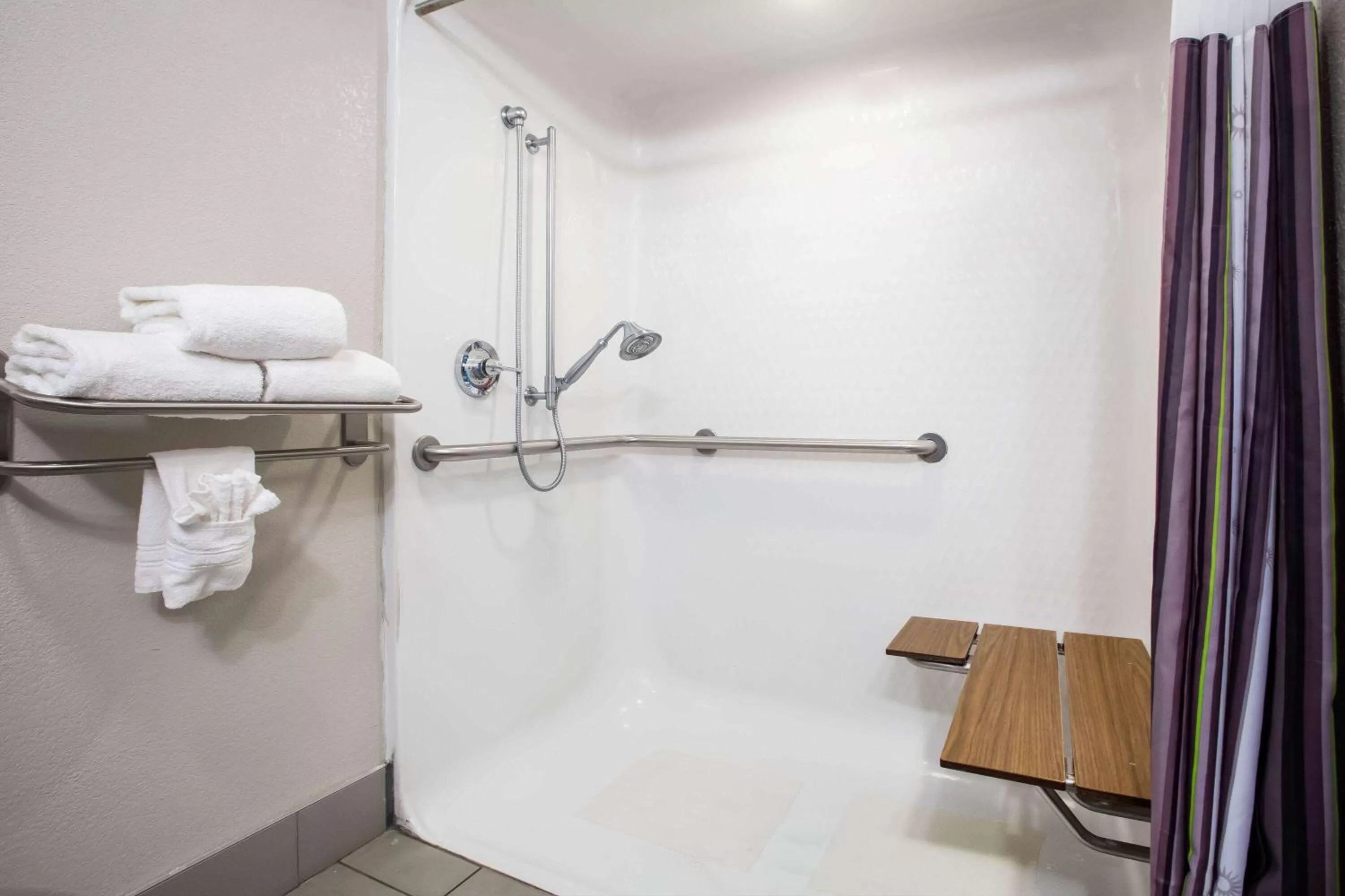 Shower in La Quinta Inn & Suits by Wyndham Pontoon Beach IL