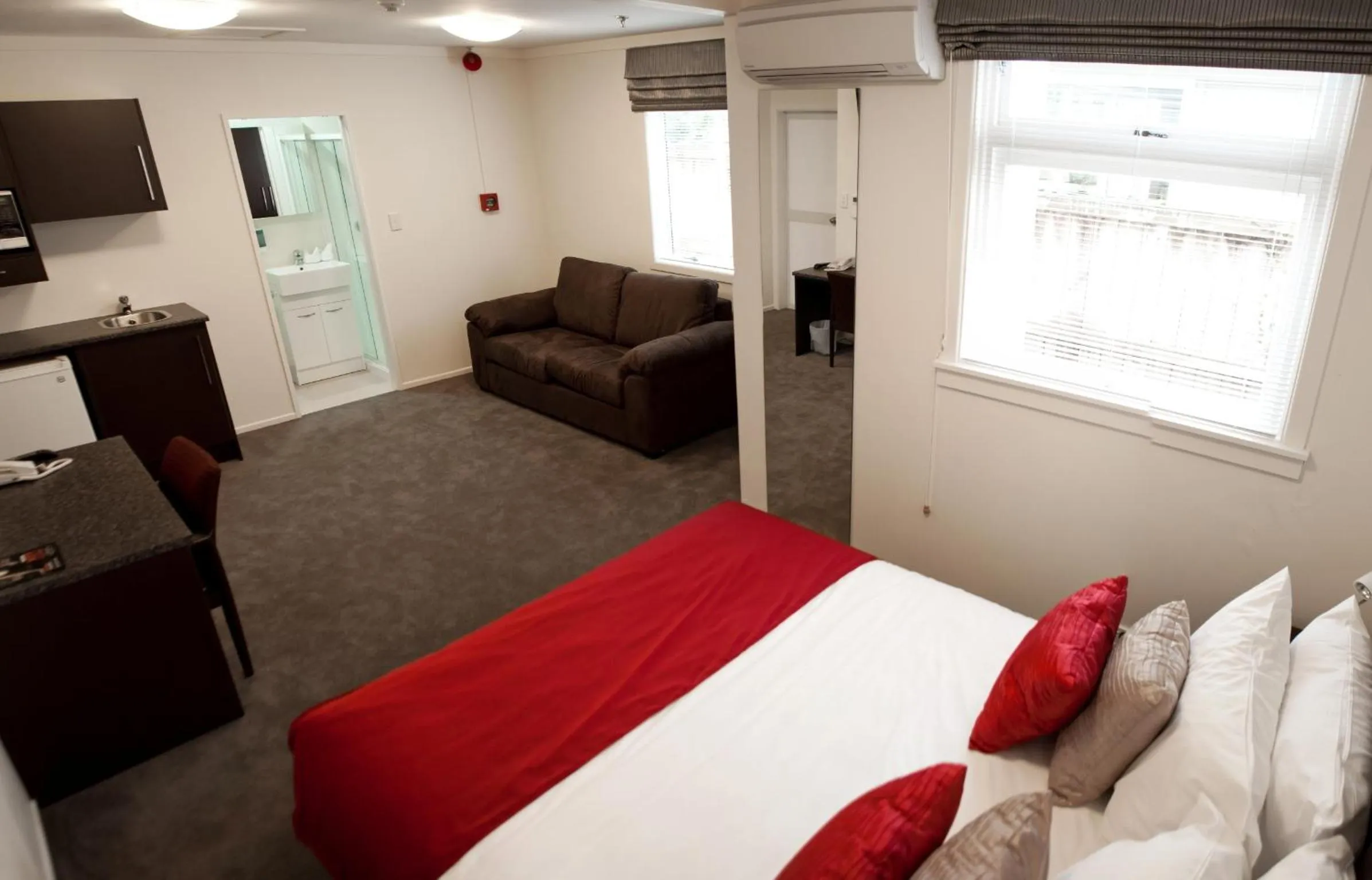 Photo of the whole room, Bed in At Eden Park Motel