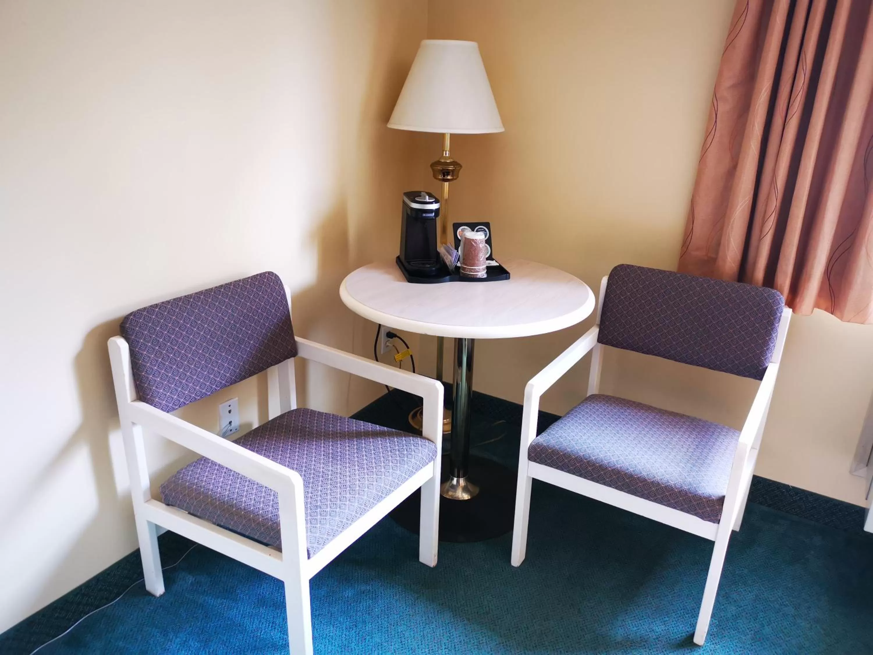 Seating area in MountainView Hotel Merritt