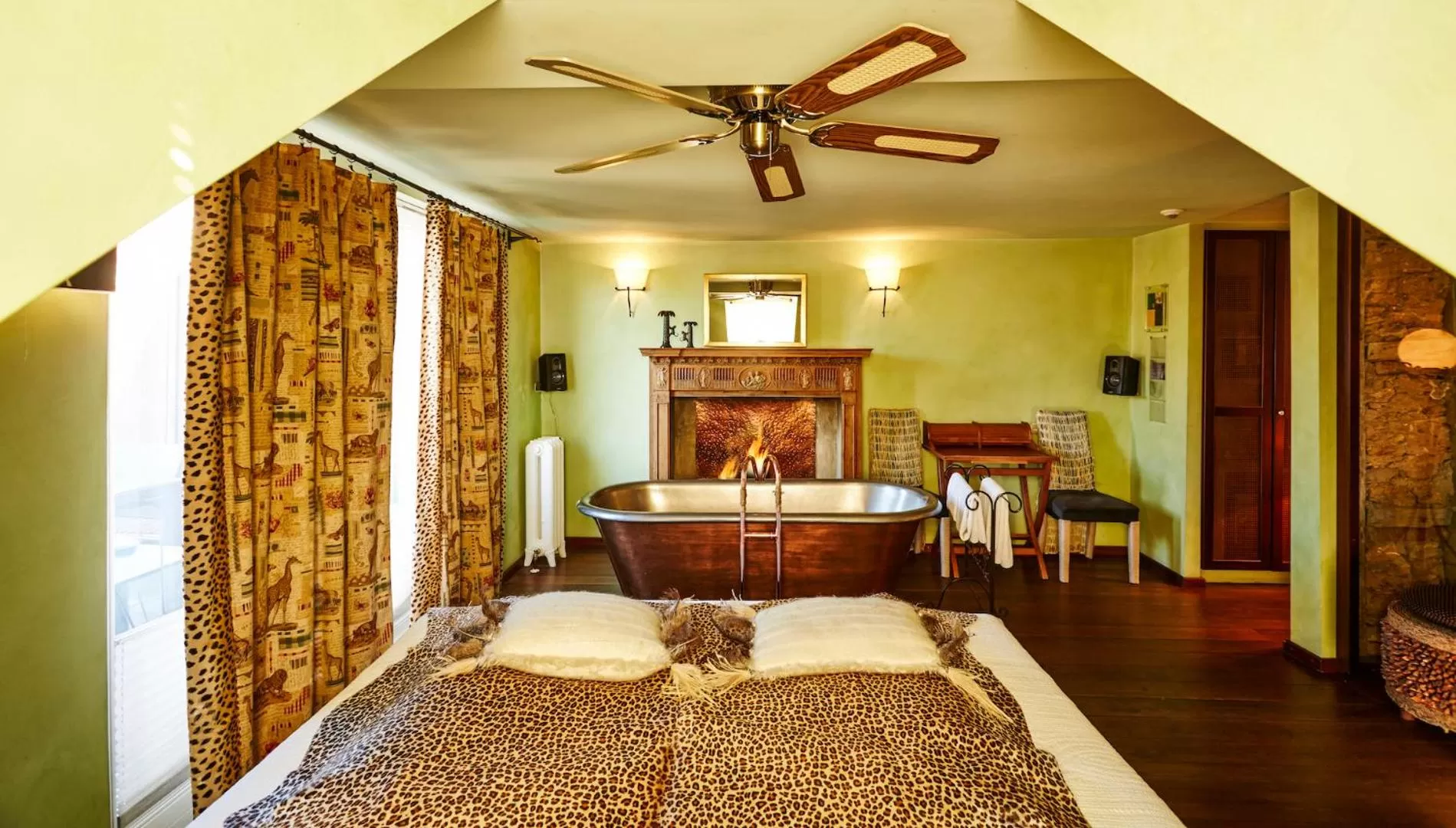 Photo of the whole room, Bed in Der Zauberlehrling