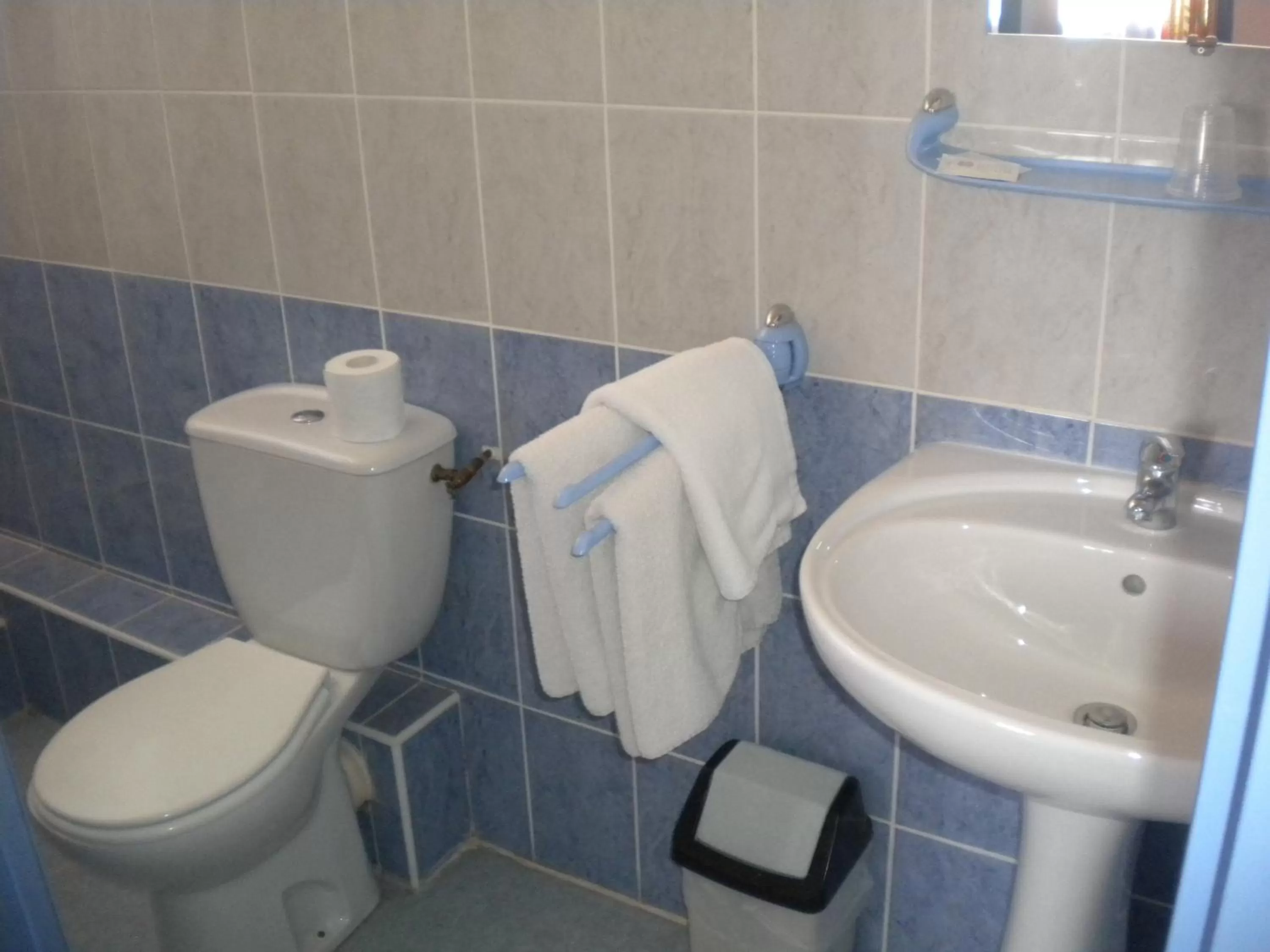 Bathroom in Hôtel L'Acropole