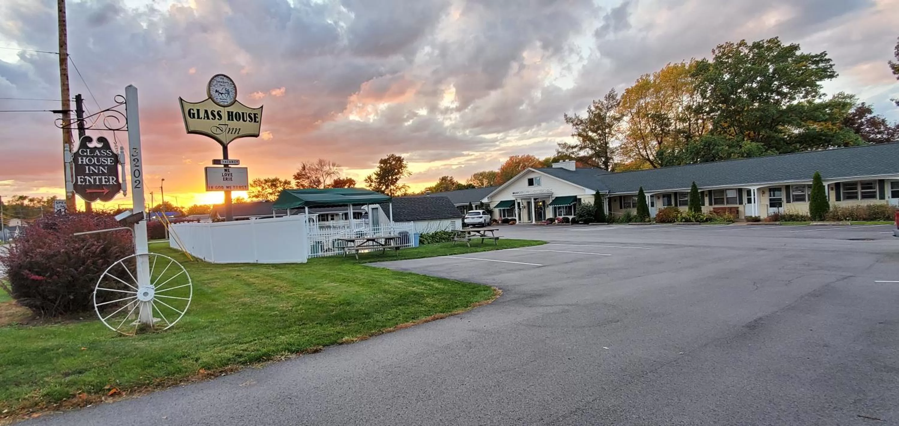 Property logo or sign in Glass House Inn Erie Near I-90 & I-79