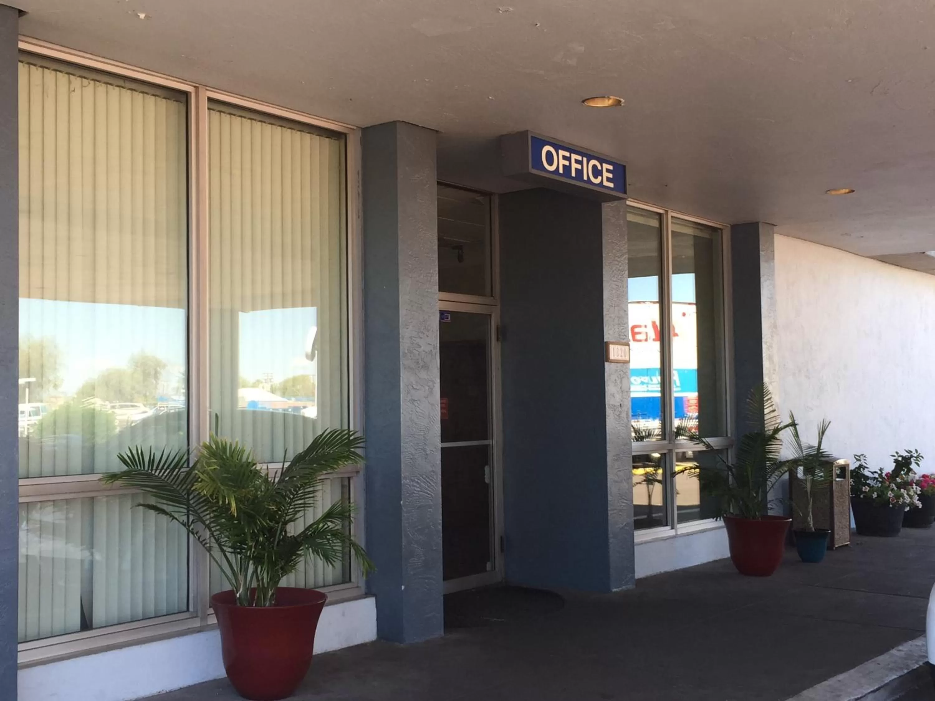 Facade/entrance in EZ 8 Motel Airporter