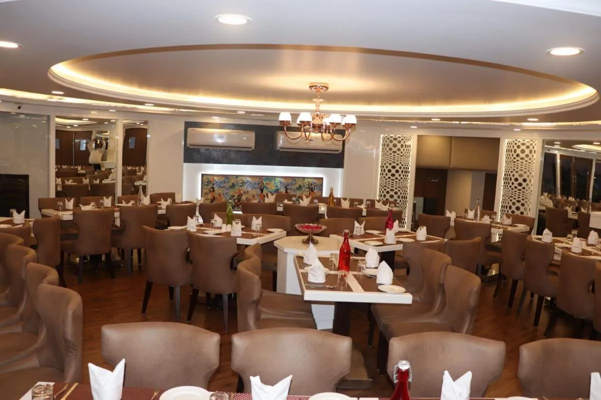 Restaurant/places to eat in Hotel Pushp Villa Agra Taj East Gate