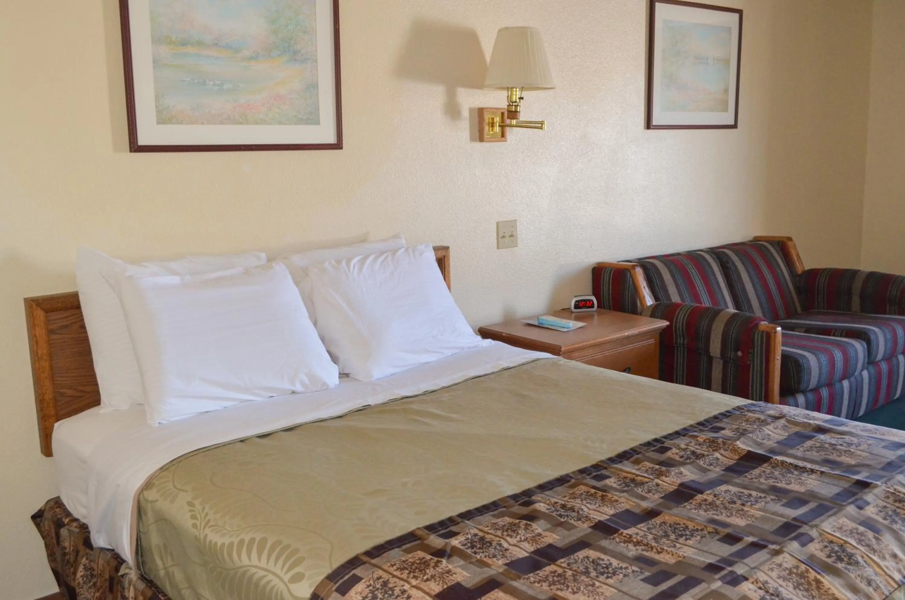 Seating area, Bed in National 9 Inn Price