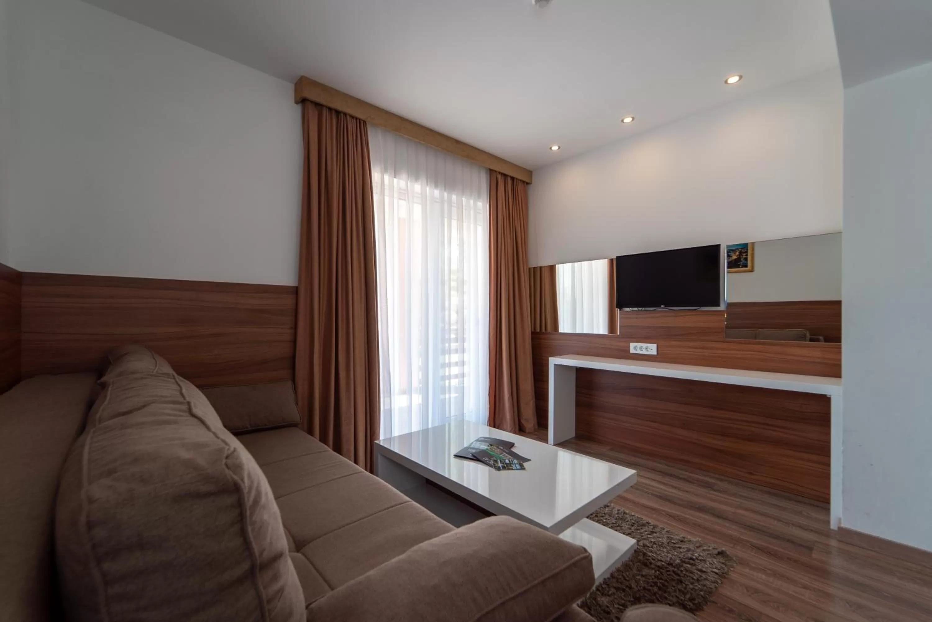 Deluxe King Suite with Two Bedrooms and a Terrace in Hotel Mirjana & Rastoke