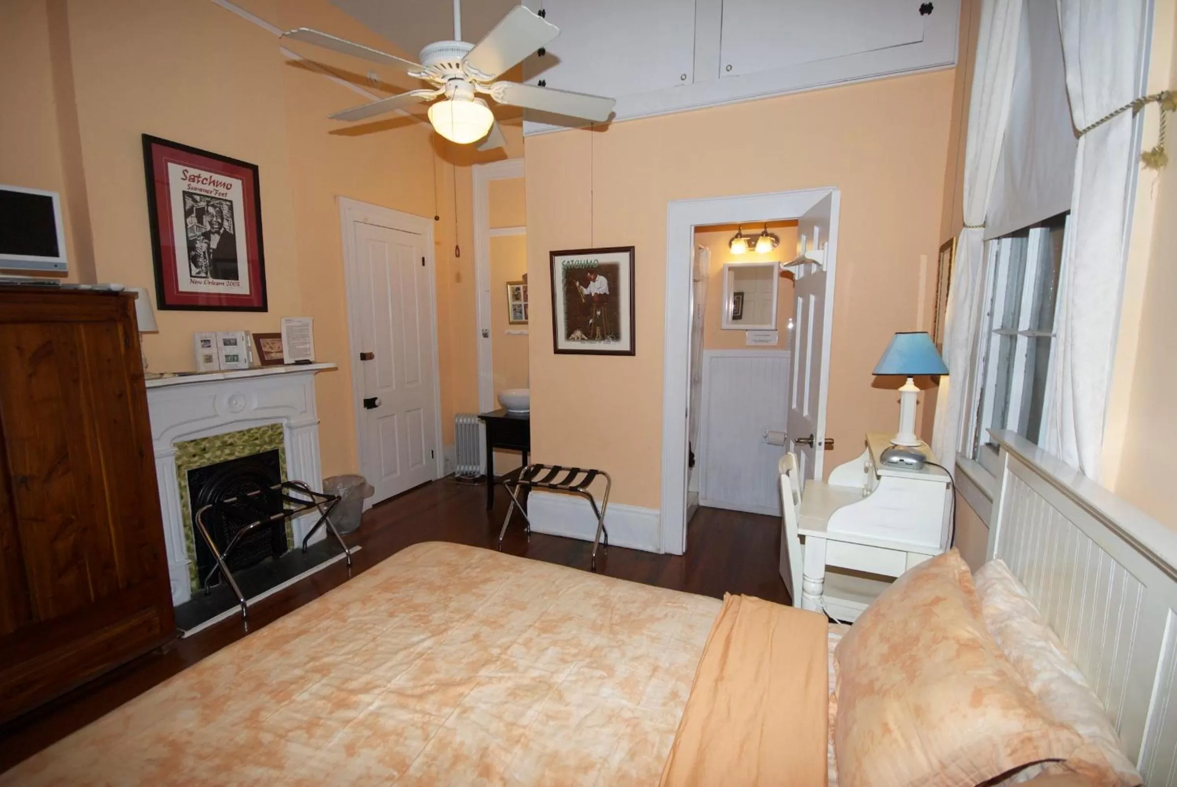 Bedroom, Bed in The Burgundy Bed and Breakfast