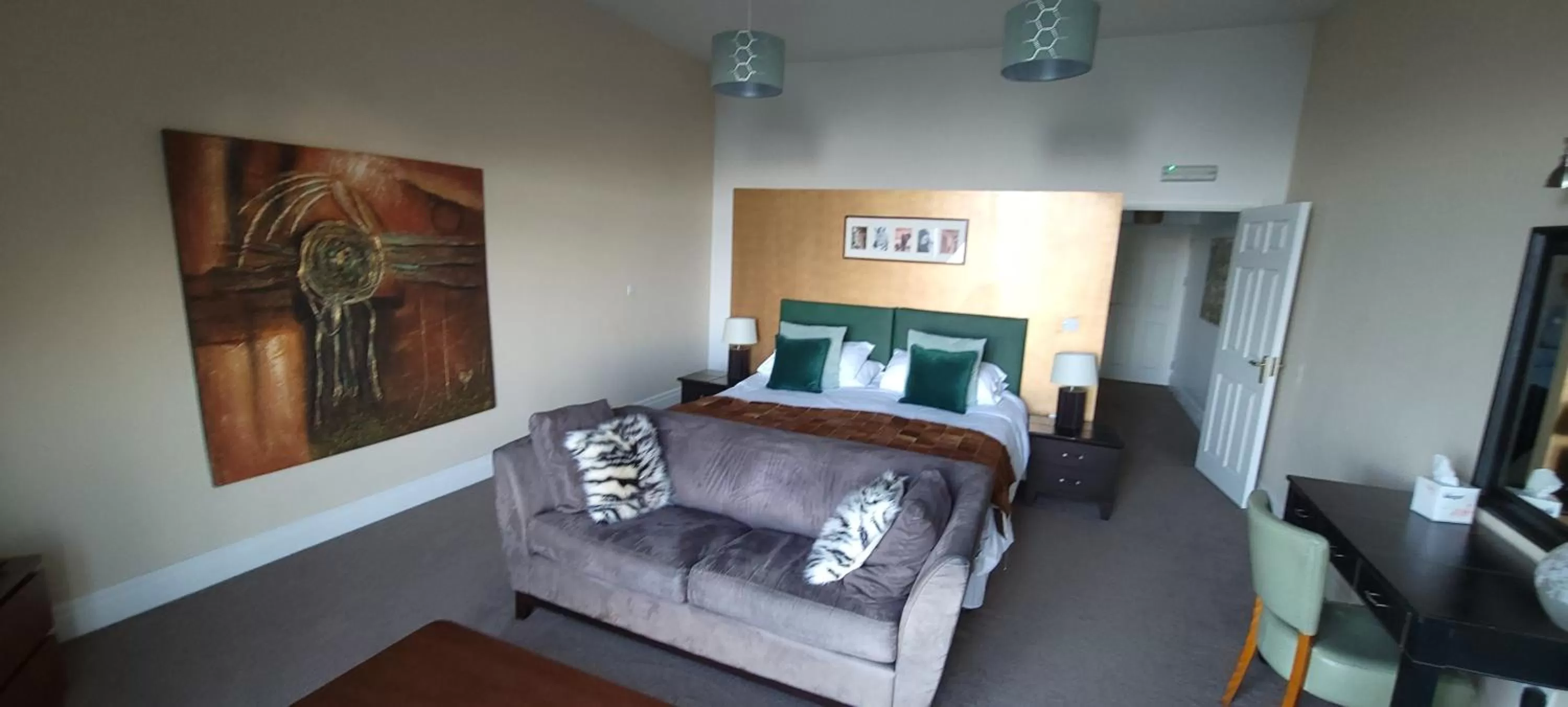 Photo of the whole room, Bed in Patricks Boathouse