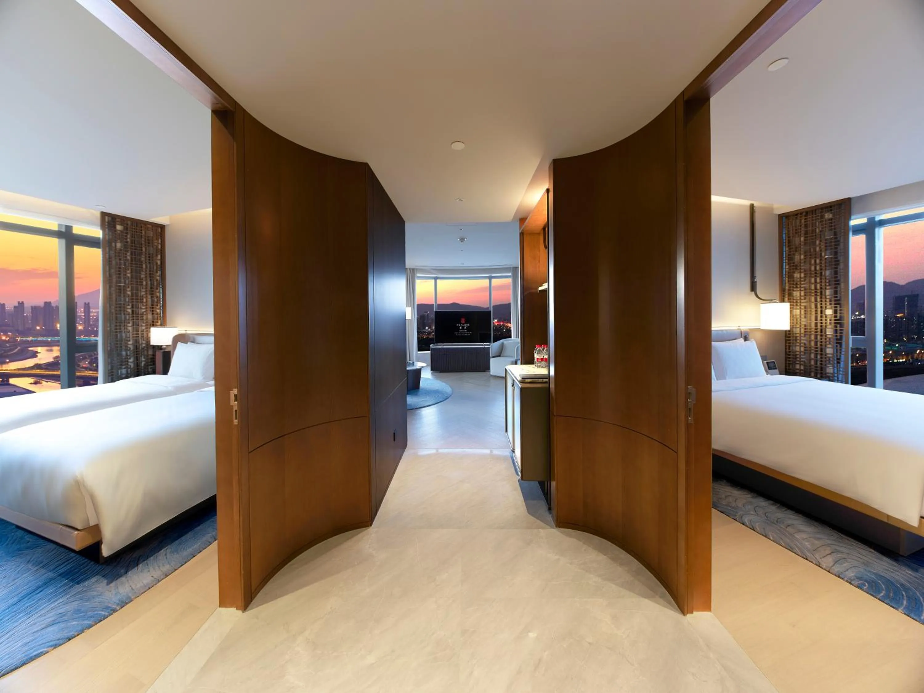 Photo of the whole room, Bed in HUALUXE Nanjing Yangtze River