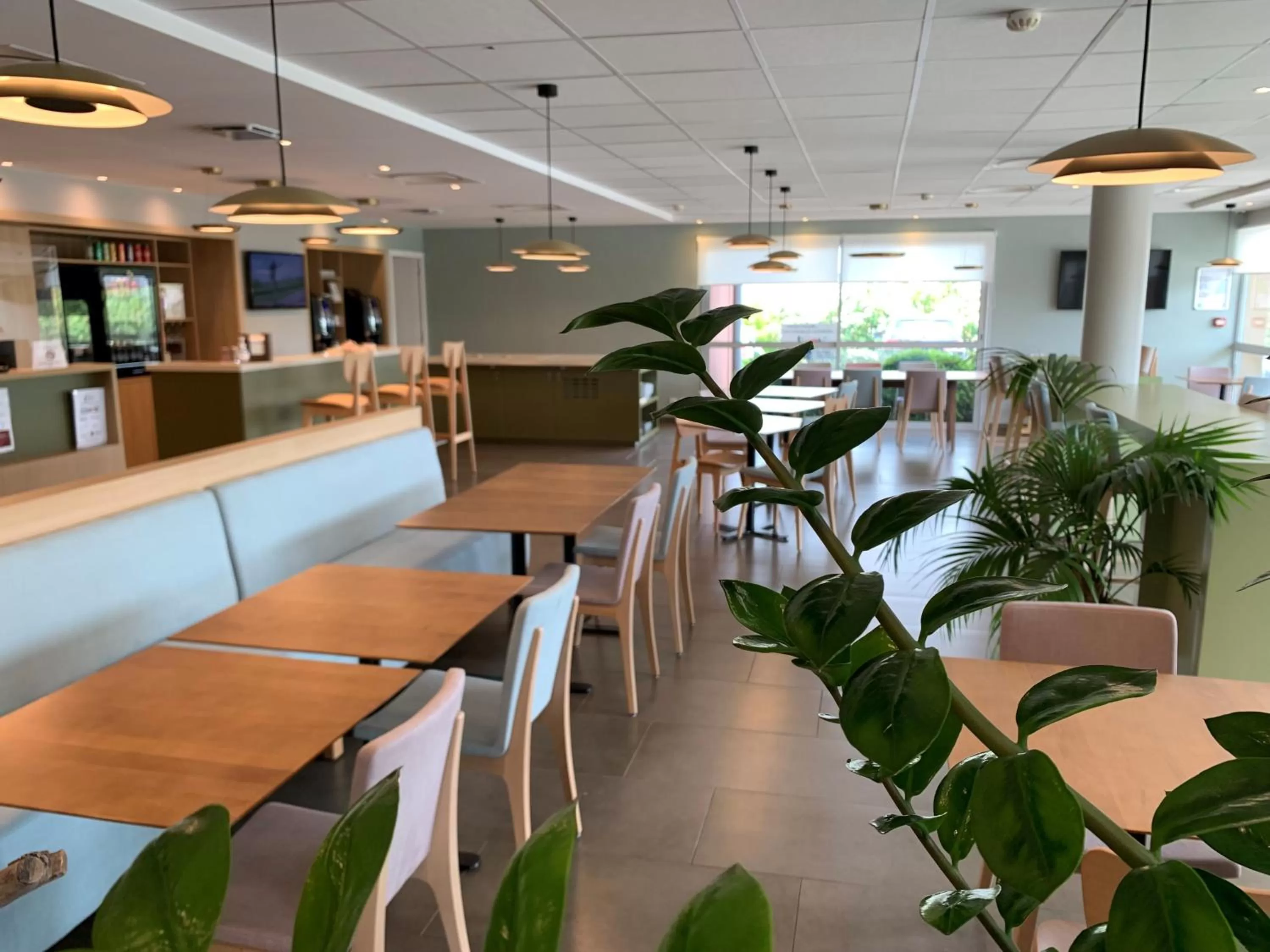 Lounge or bar in The Originals City, Hôtel Ecoparc, Montpellier Est