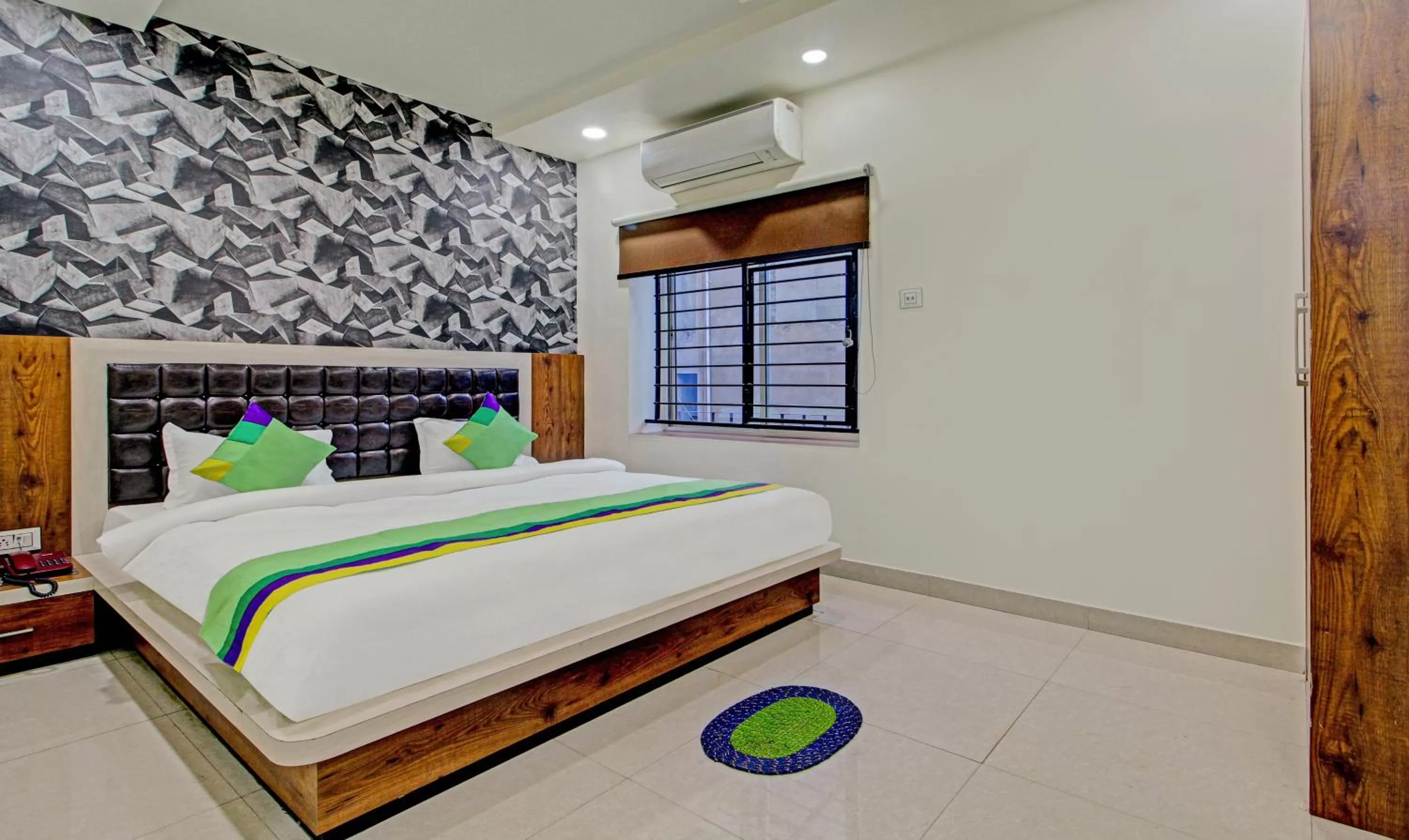 Bedroom, Bed in Treebo Golden Heights