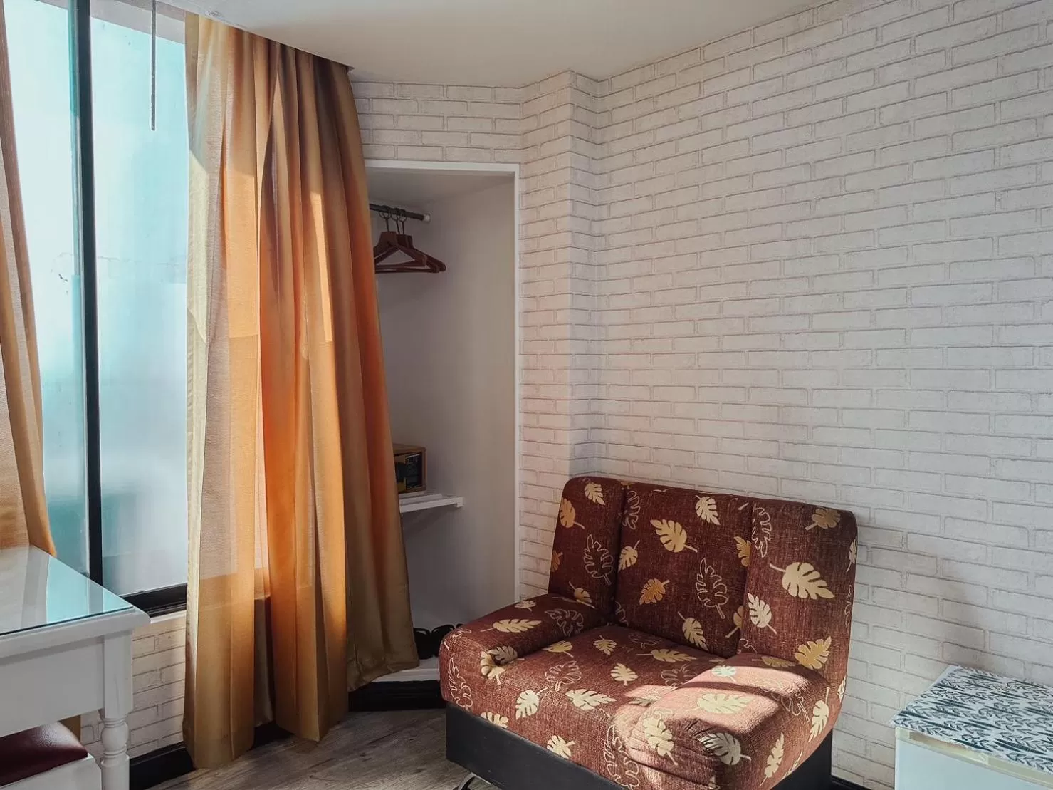 Seating area in Hotel De Khuvieng